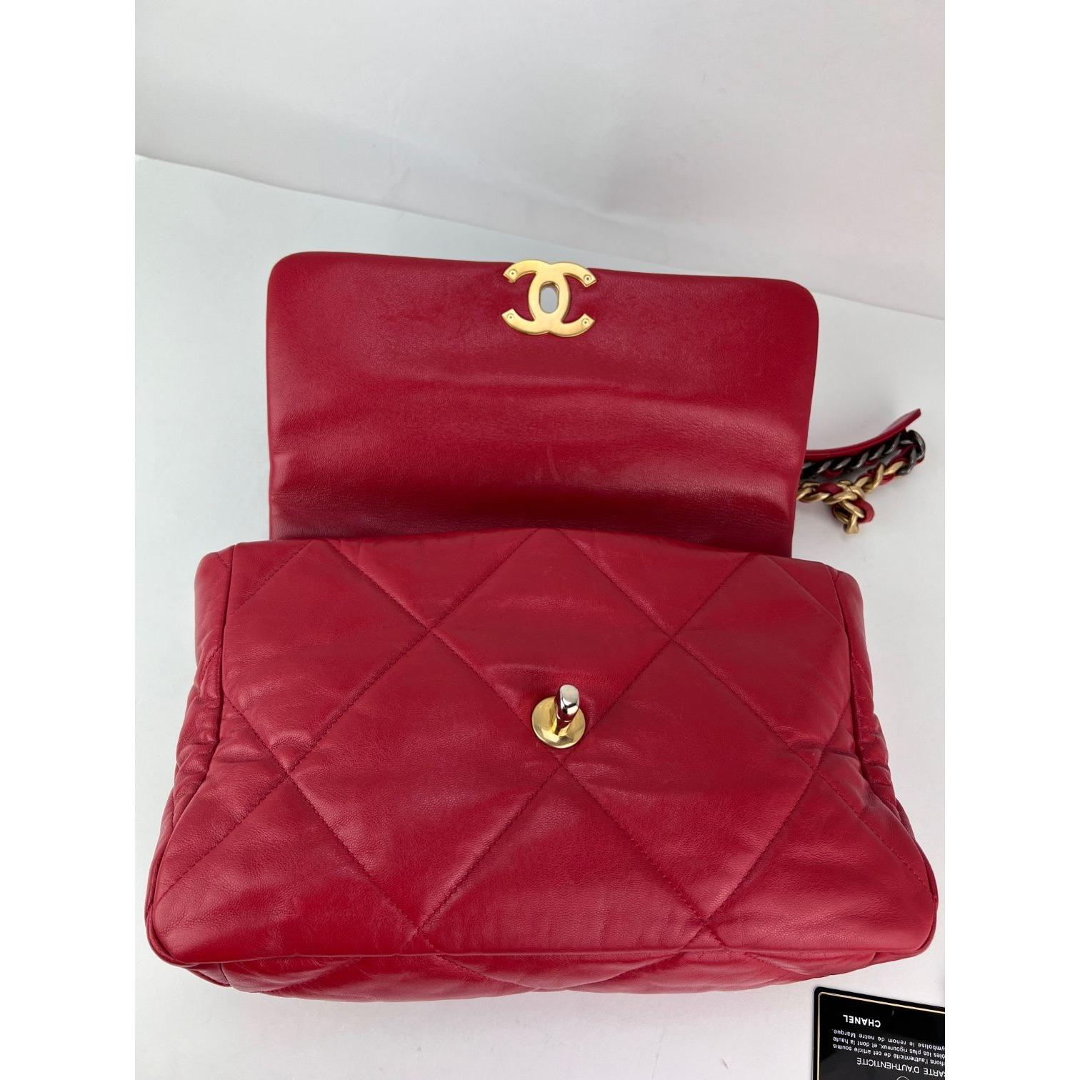 Chanel 19 Bolso grande acolchado de piel de cabra plateada y dorada con solapa roja en Excelente estado para la venta en Freehold, NJ