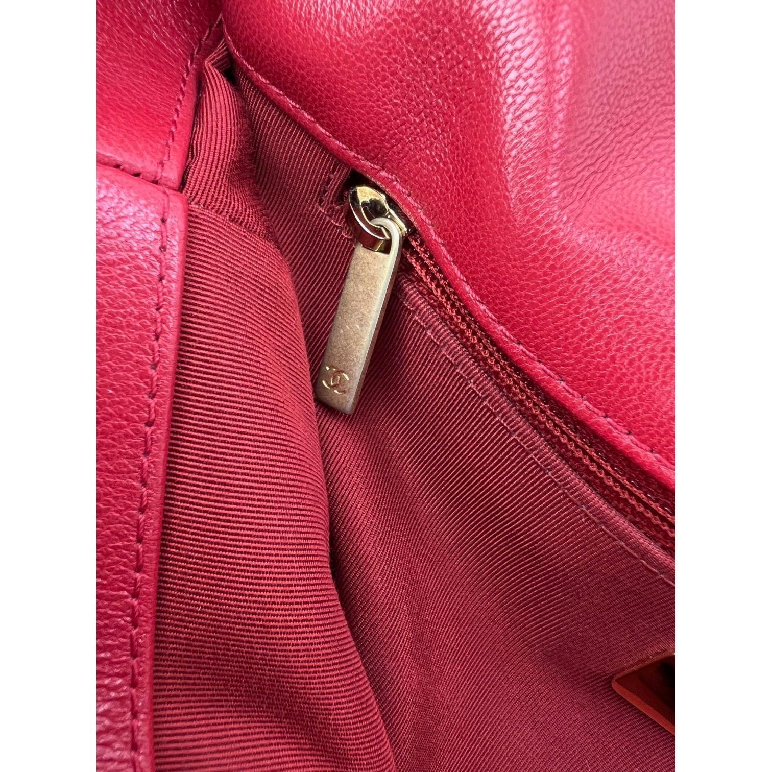 Femenino o masculino Chanel 19 Bolso grande acolchado de piel de cabra plateada y dorada con solapa roja en venta