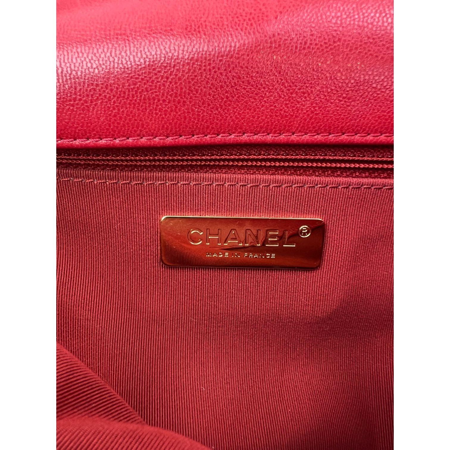 Chanel 19 Bolso grande acolchado de piel de cabra plateada y dorada con solapa roja en venta 1