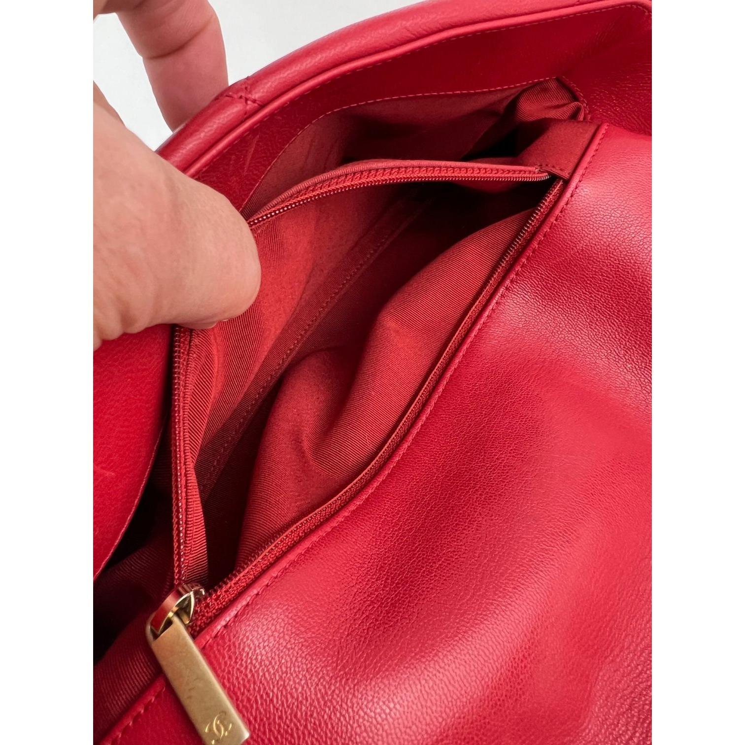 Chanel 19 Bolso grande acolchado de piel de cabra plateada y dorada con solapa roja en venta 2