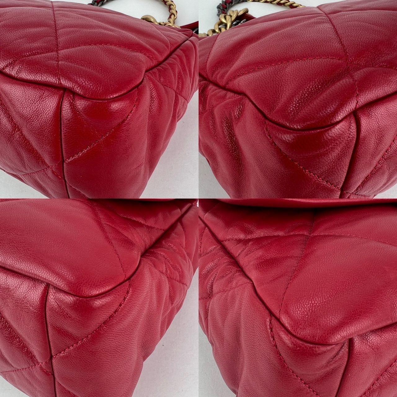 Chanel 19 Bolso grande acolchado de piel de cabra plateada y dorada con solapa roja en venta 3