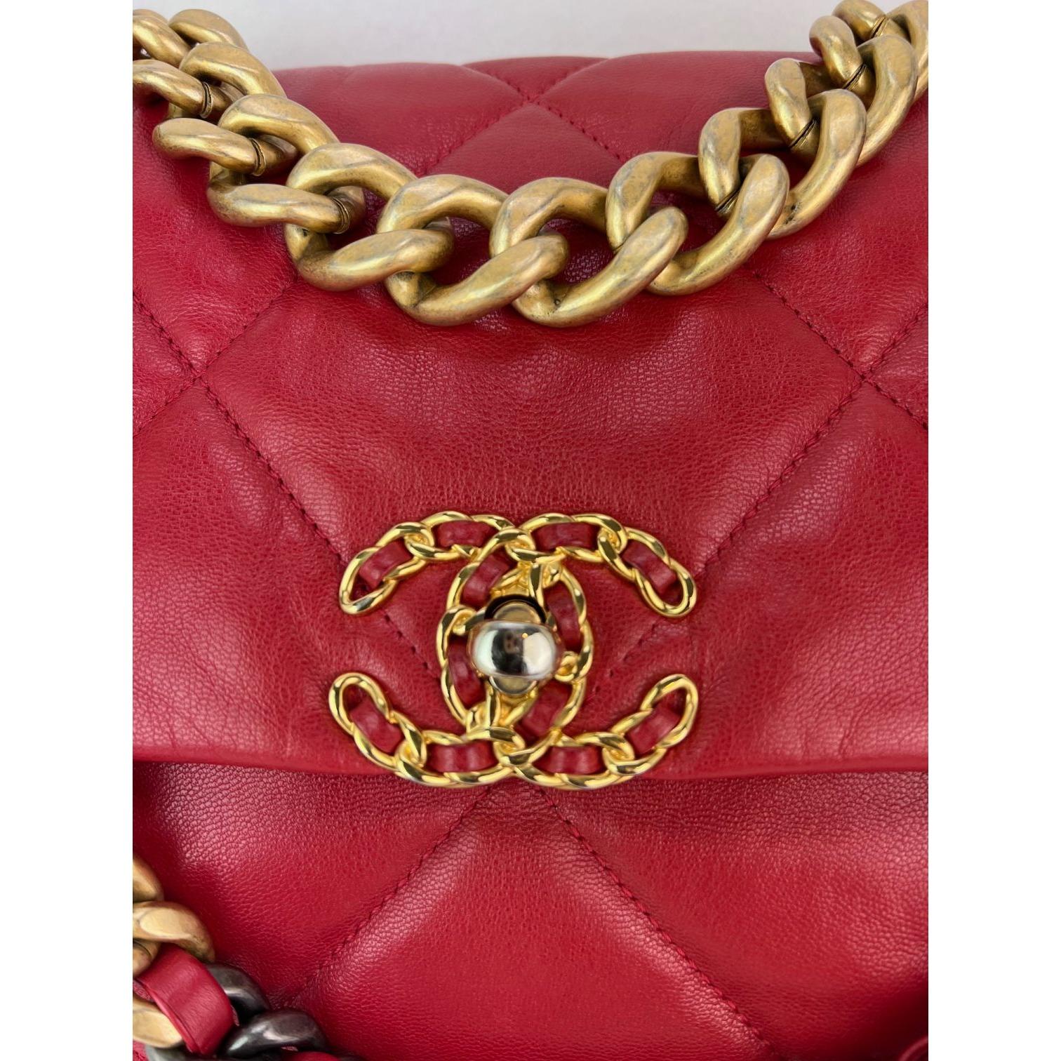 Chanel 19 Bolso grande acolchado de piel de cabra plateada y dorada con solapa roja en venta 4