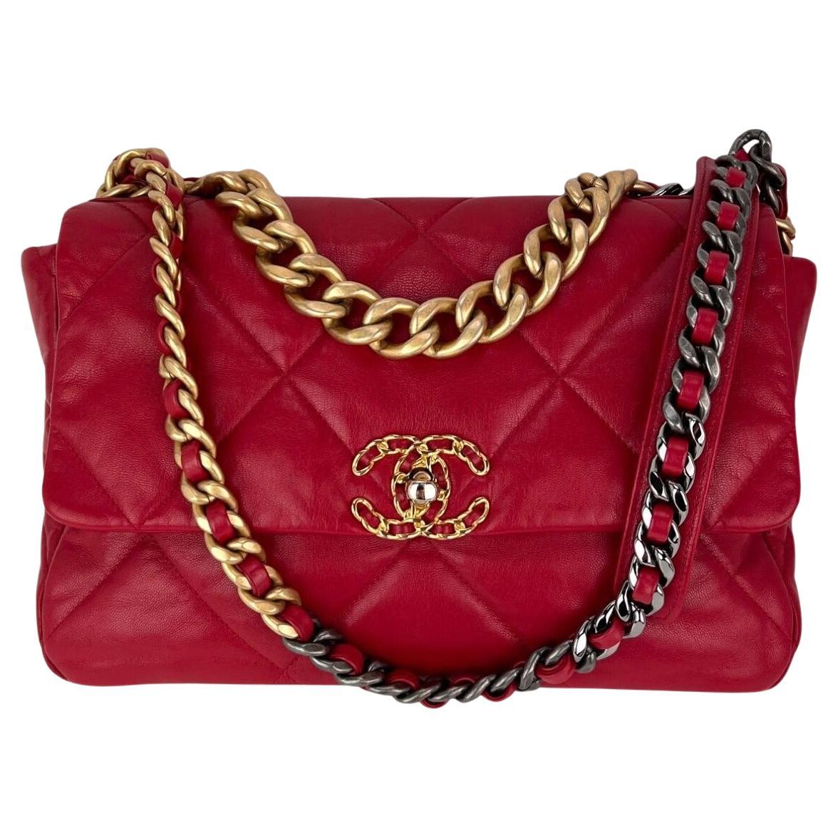 Chanel 19 Bolso grande acolchado de piel de cabra plateada y dorada con solapa roja en venta