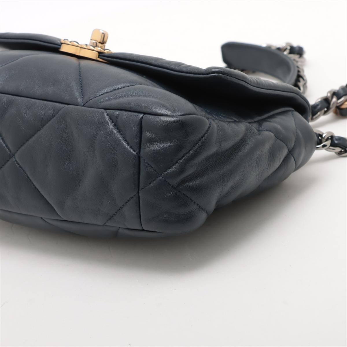 Chanel 19 Matelasse Lambskin Chain Shoulder Bag Navy Blue In Good Condition For Sale In Humacao, PR