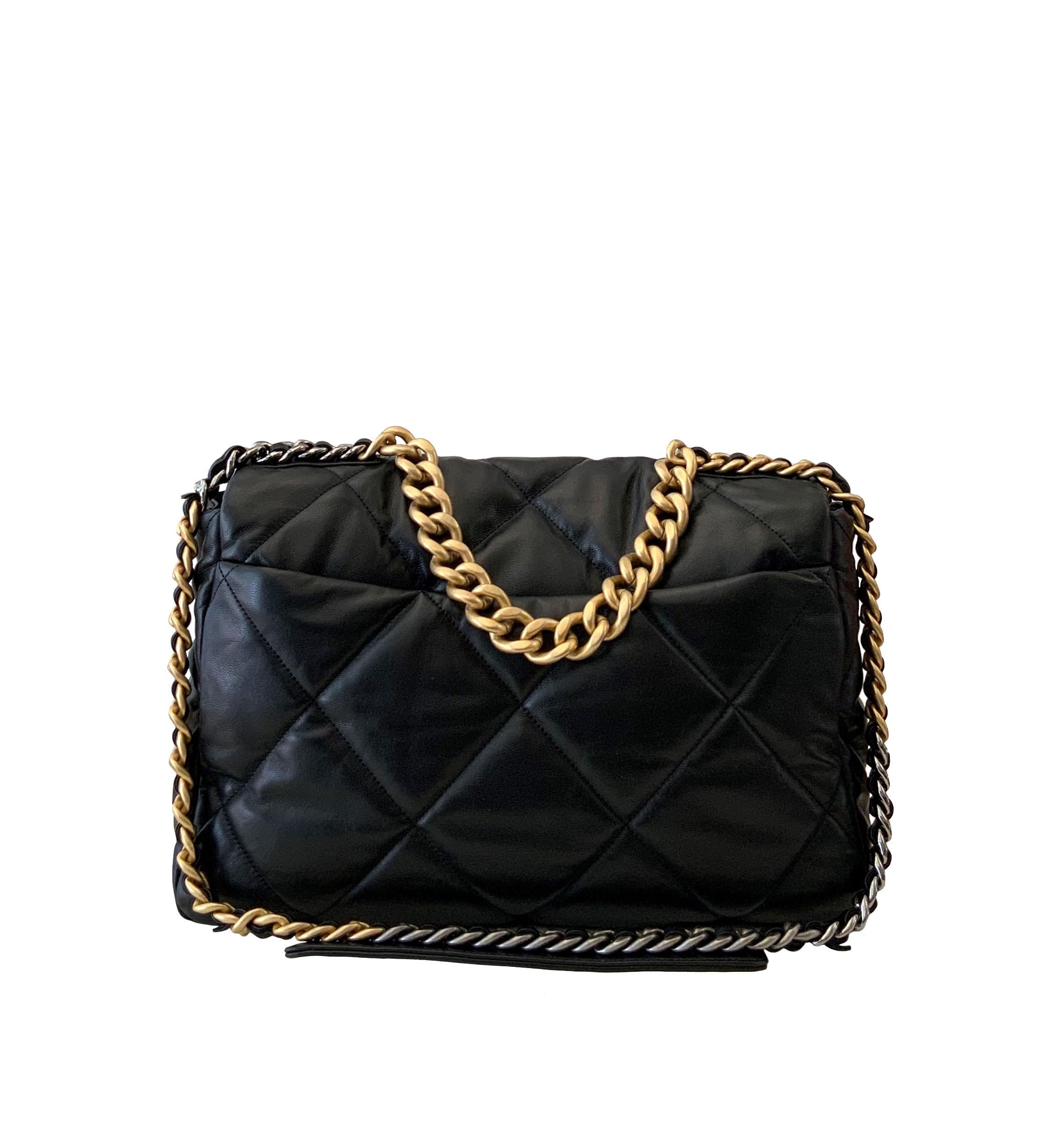 This pre-owned Chanel 19 Maxi Flap bag is crafted in smooth lambskin leather with an exaggerated diamond quilting.
It is finished with constrasting hardware in both gold and ruthenium and features a CC twist -lock and a small chain handle to be