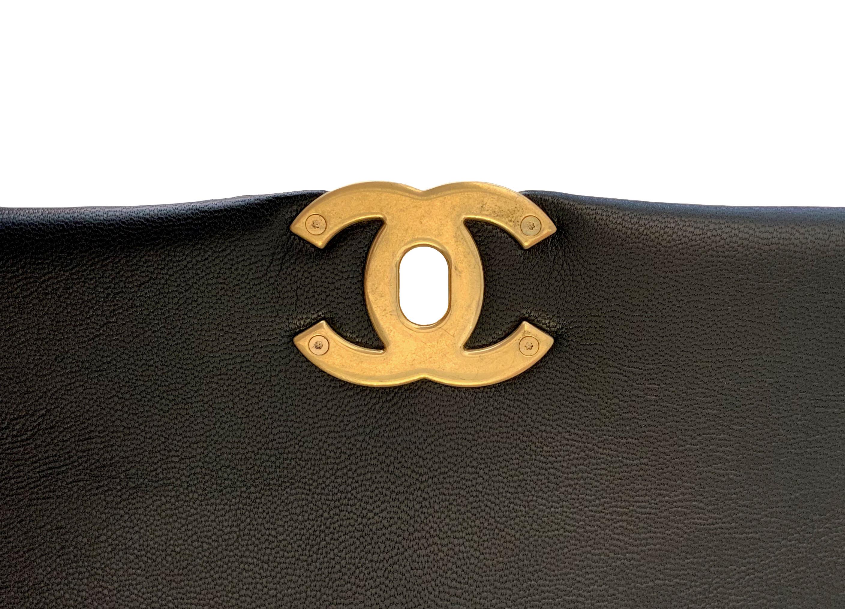Chanel 19 Maxi Flap Bag  In Excellent Condition In Geneva, CH