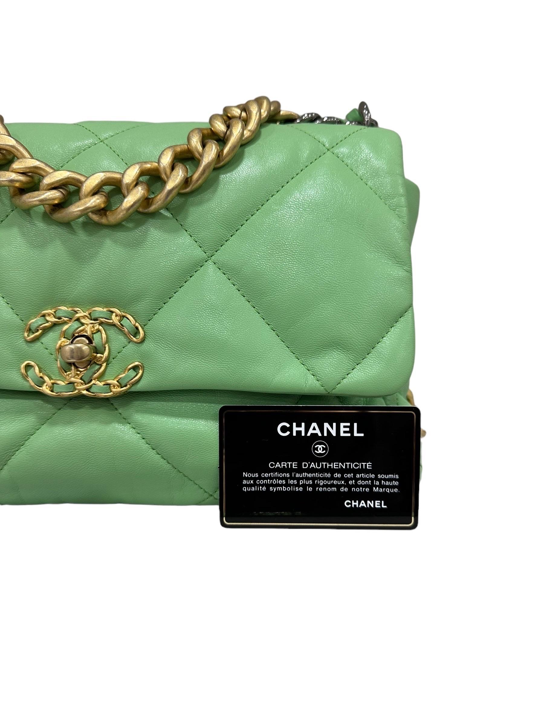 Chanel 19 Media Verde  en vente 12