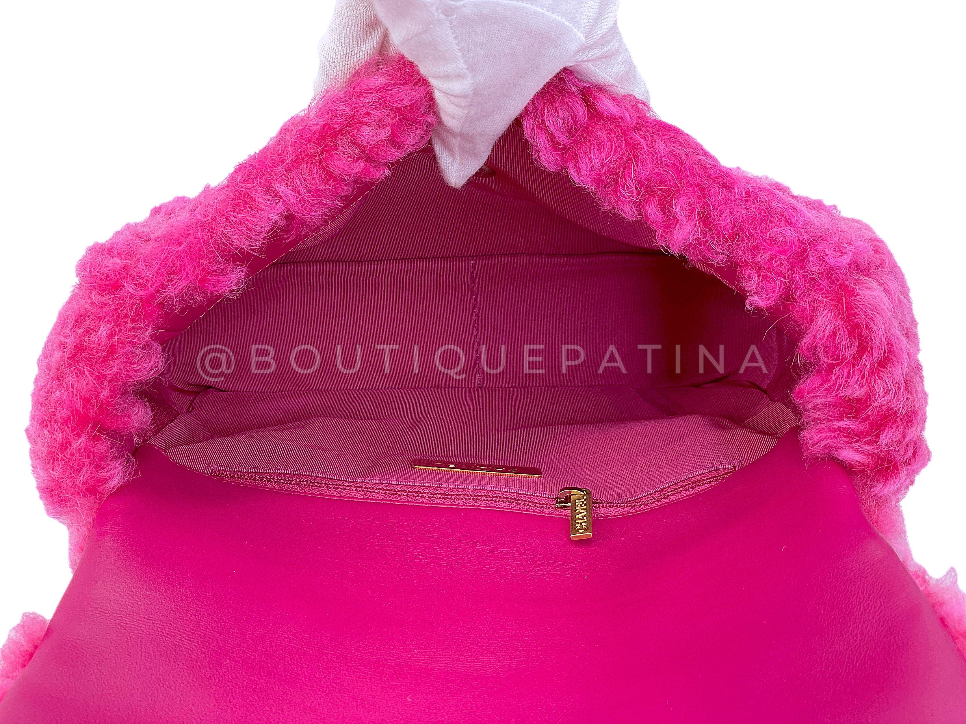 Petit sac à rabat moyen Chanel 19 rose en fourrure de mouton 67786 en vente 5