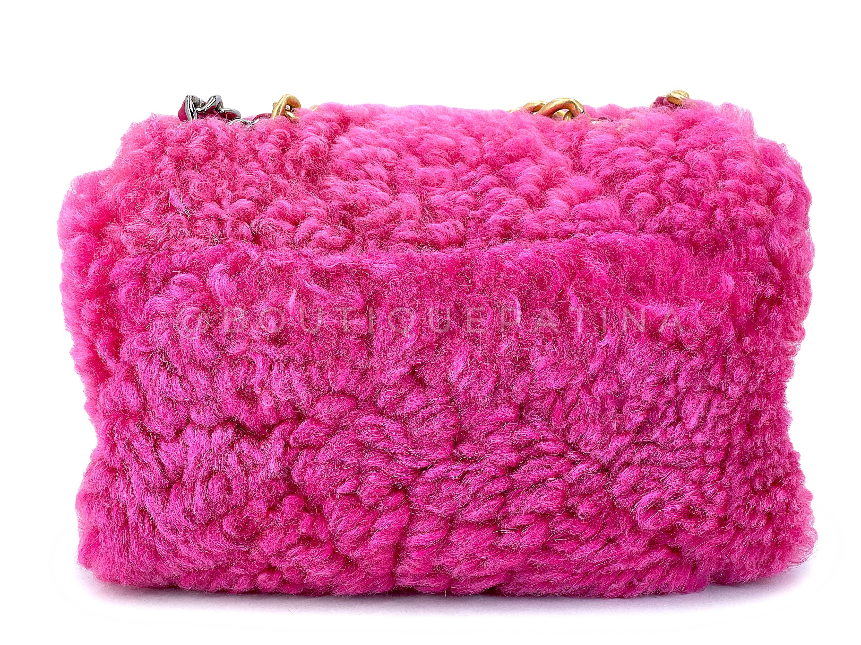Petit sac à rabat moyen Chanel 19 rose en fourrure de mouton 67786 Excellent état - En vente à Costa Mesa, CA