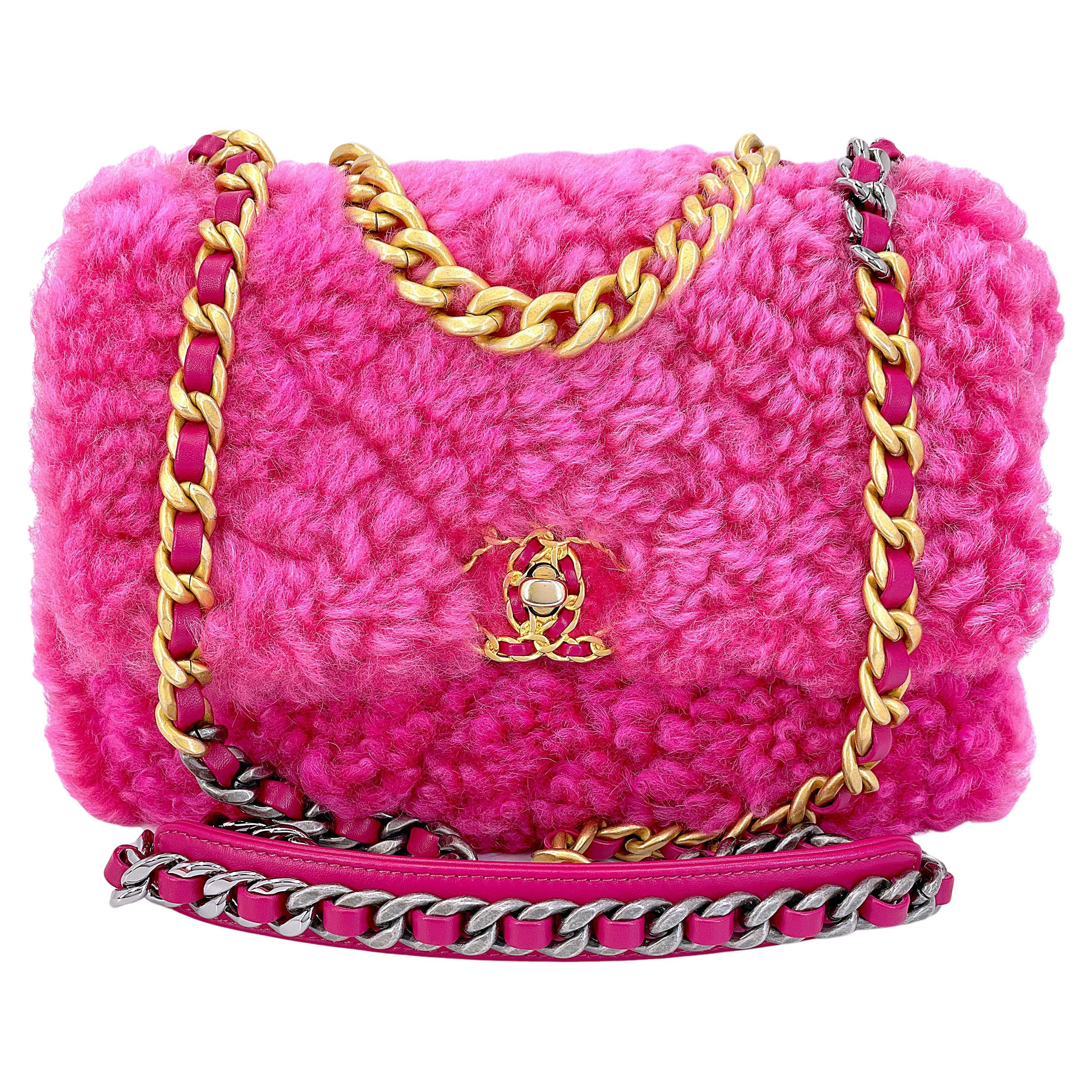 Petit sac à rabat moyen Chanel 19 rose en fourrure de mouton 67786 en vente