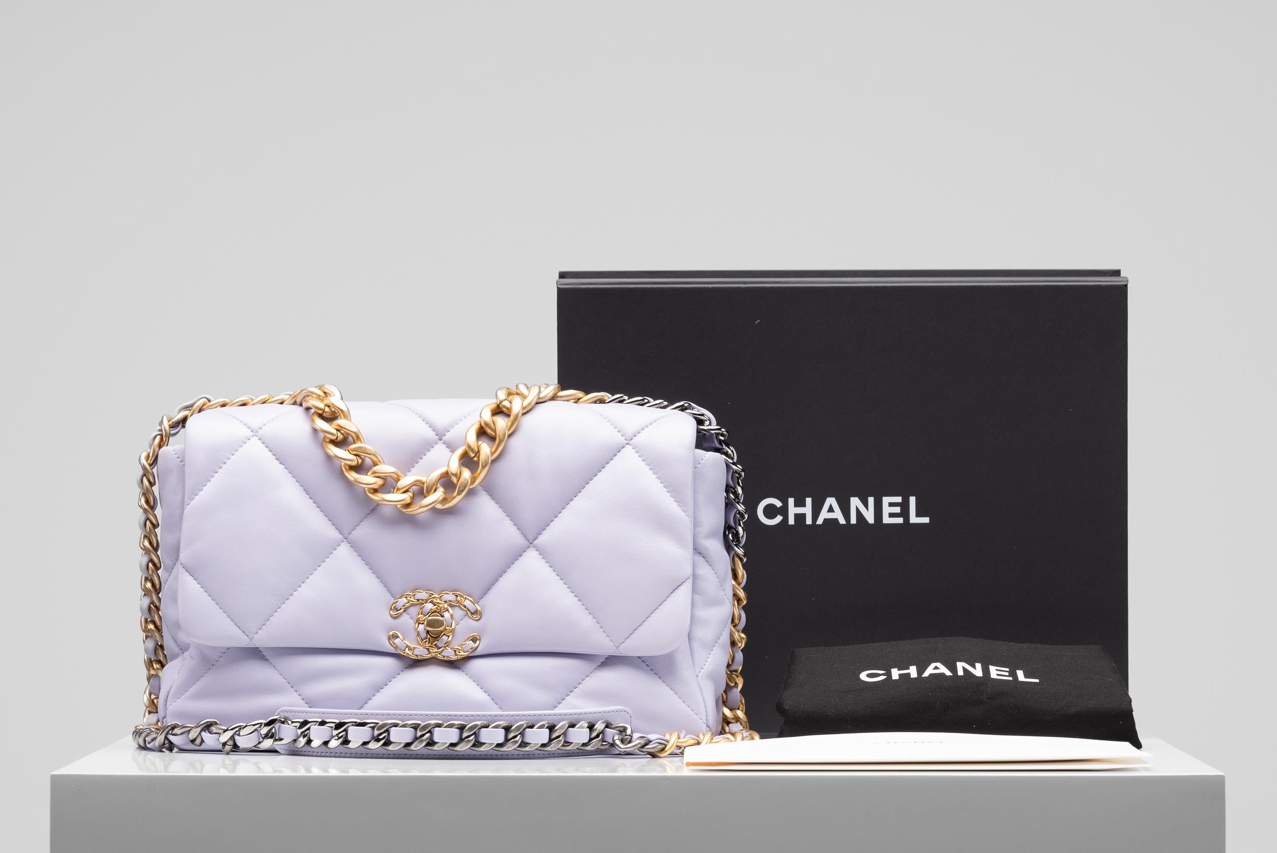 From the collection of SAVINETI we offer this Chanel 19 Flap Bag:
- Brand: Chanel
- Model: 19 Flap Bag Lilac
- Year: 2023
- Condition: NEW (unused)
- Materials: lambskin leather, Gold-Tone, Silver-Tone & Ruthenium-Finish Metal hardware
- Extras: