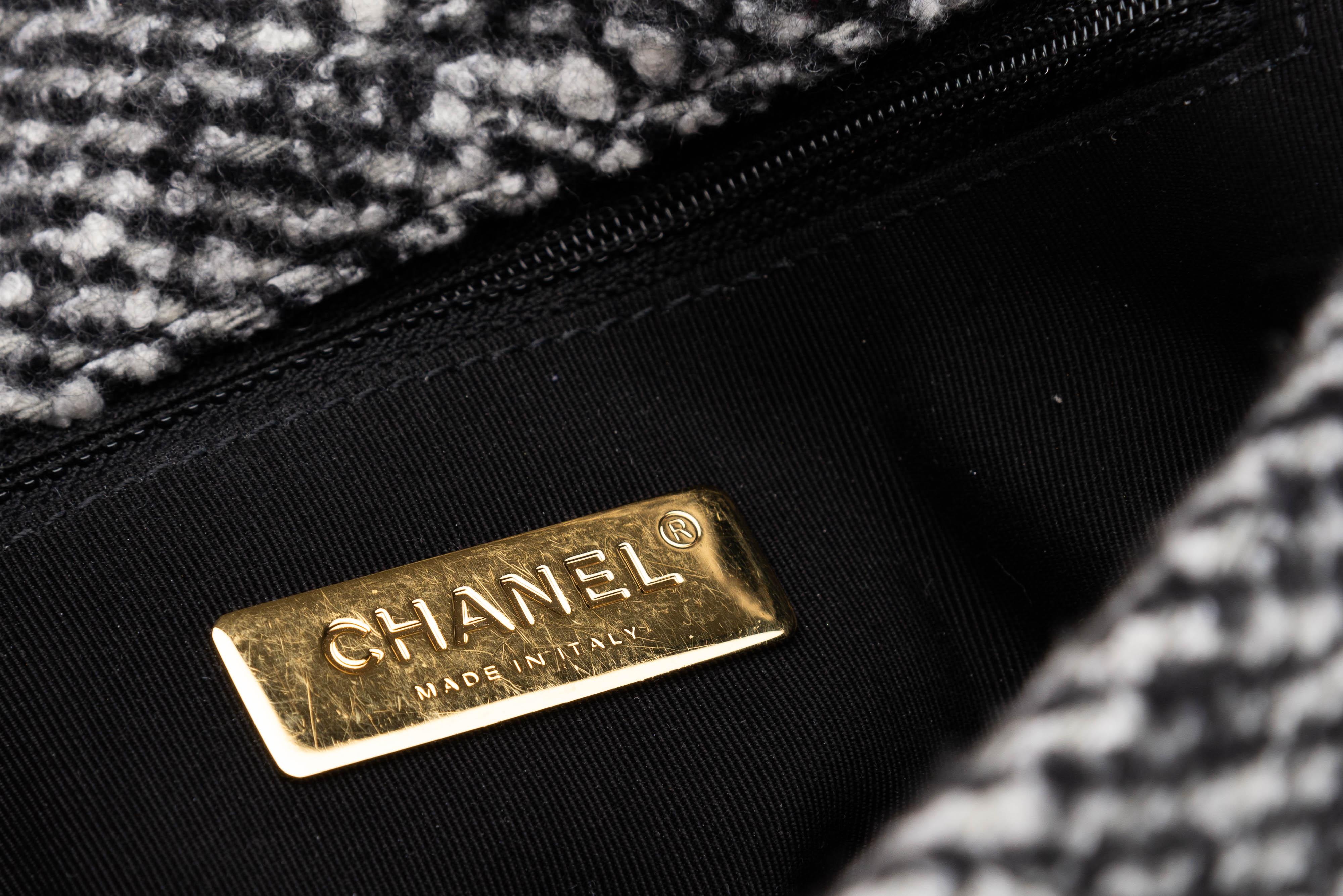 Chanel 19 Sac à rabat en tweed matelassé Small/Regular Gold Hardware en vente 9
