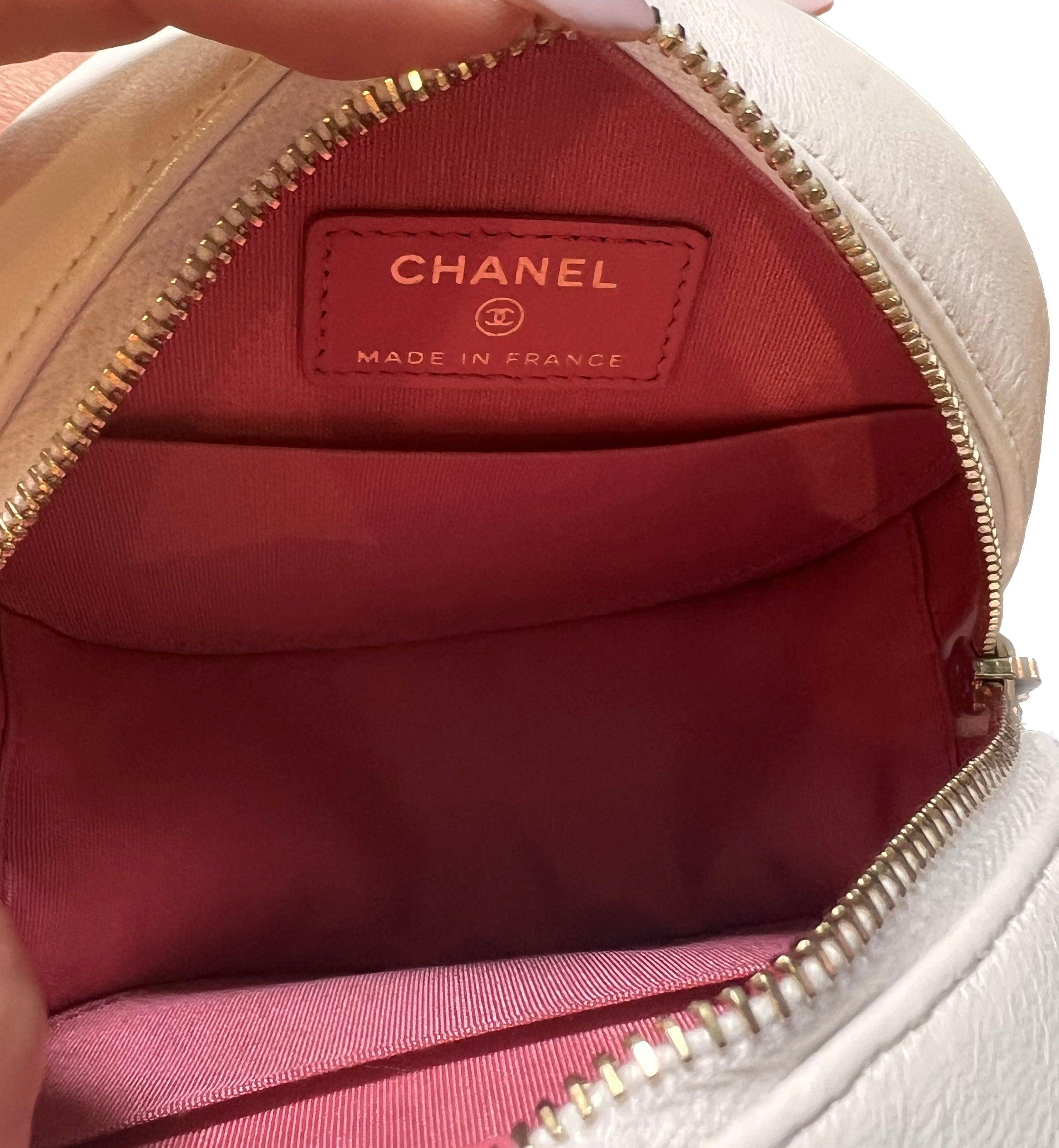 Chanel 19 Round White Cannage Leather bag In Good Condition For Sale In AUBERVILLIERS, FR