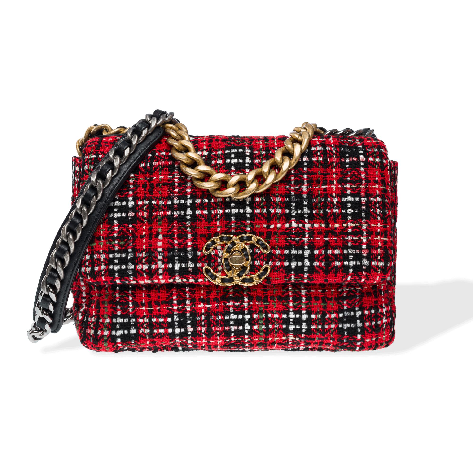 El icónico bolso bandolera Chanel 19 en tweed acolchado multicolor, con adornos metálicos dorados y plateados, asa metálica dorada, una única cadena metálica dorada y plateada entrelazada con piel negra para llevarlo en la mano, al hombro o