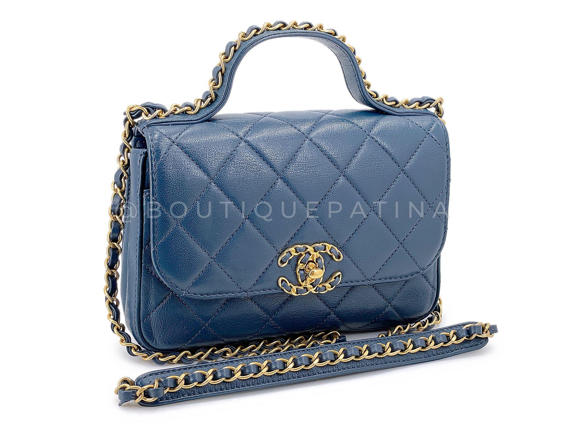 Article du magasin : 68173
Nous adorons ce sac à bandoulière Infinity de Chanel 19, bleu ardoise, pour son côté pratique et son élégante couleur bleu ardoise, qui permet de le convertir dans les deux sens. 

Depuis 20 ans, Boutique Patina s'est