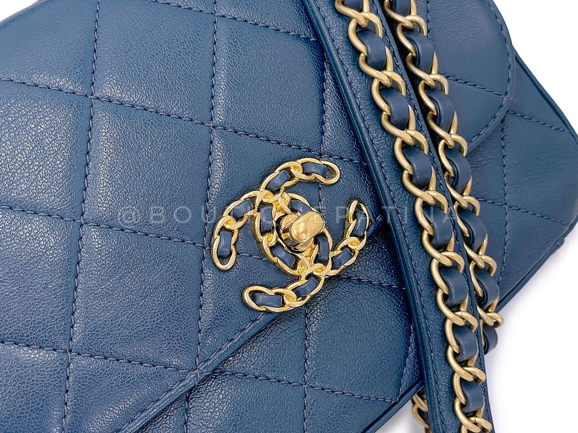 Chanel 19 Infinity sac à rabat à poignée supérieure bleu ardoise 68173 en vente 4