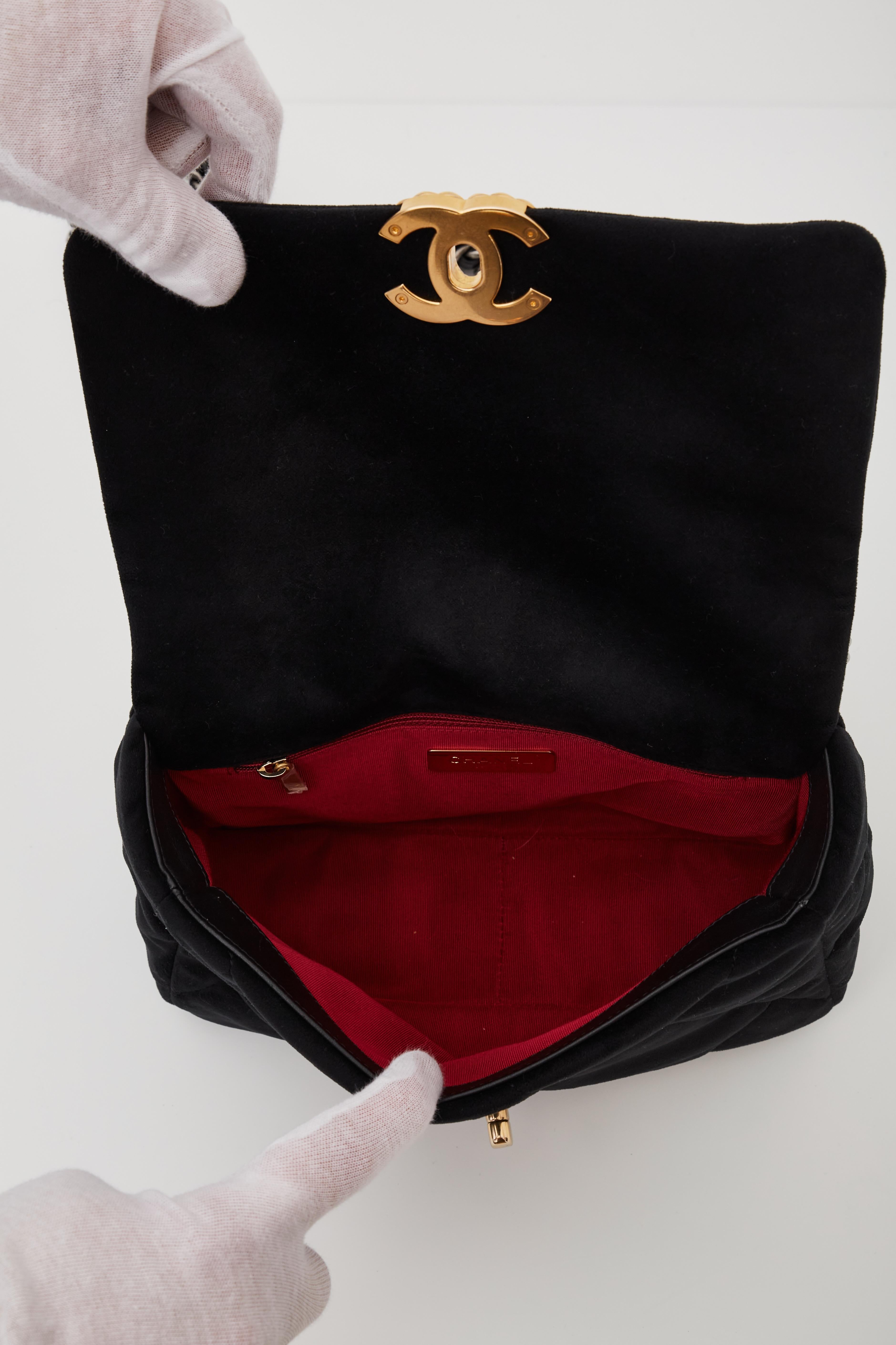 Chanel 19 Borsa piccola in velluto nero con patta (2020) 1
