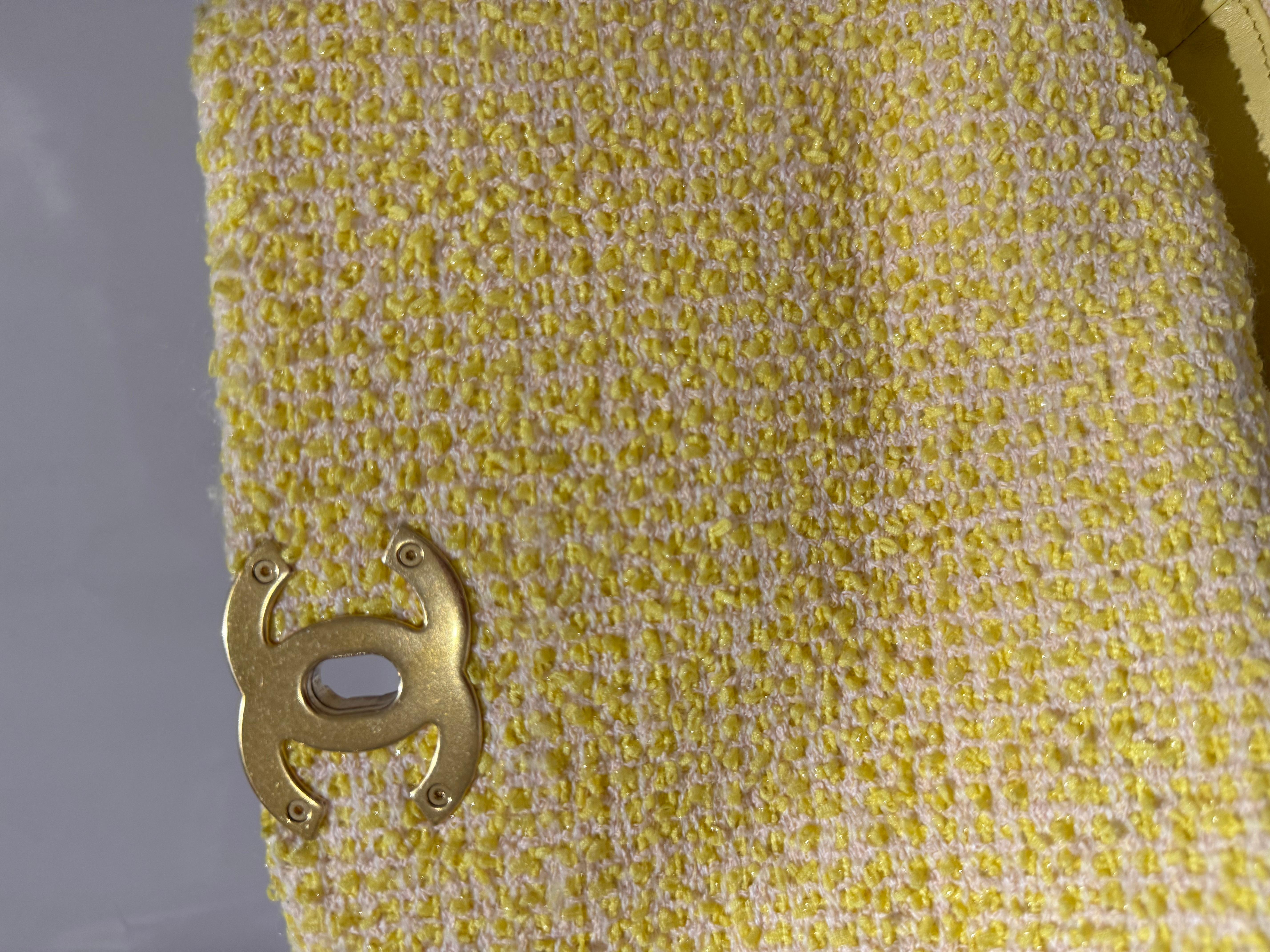 Bolso con solapa Chanel 19 Tweed Amarillo Medio en Bueno estado para la venta en London, England