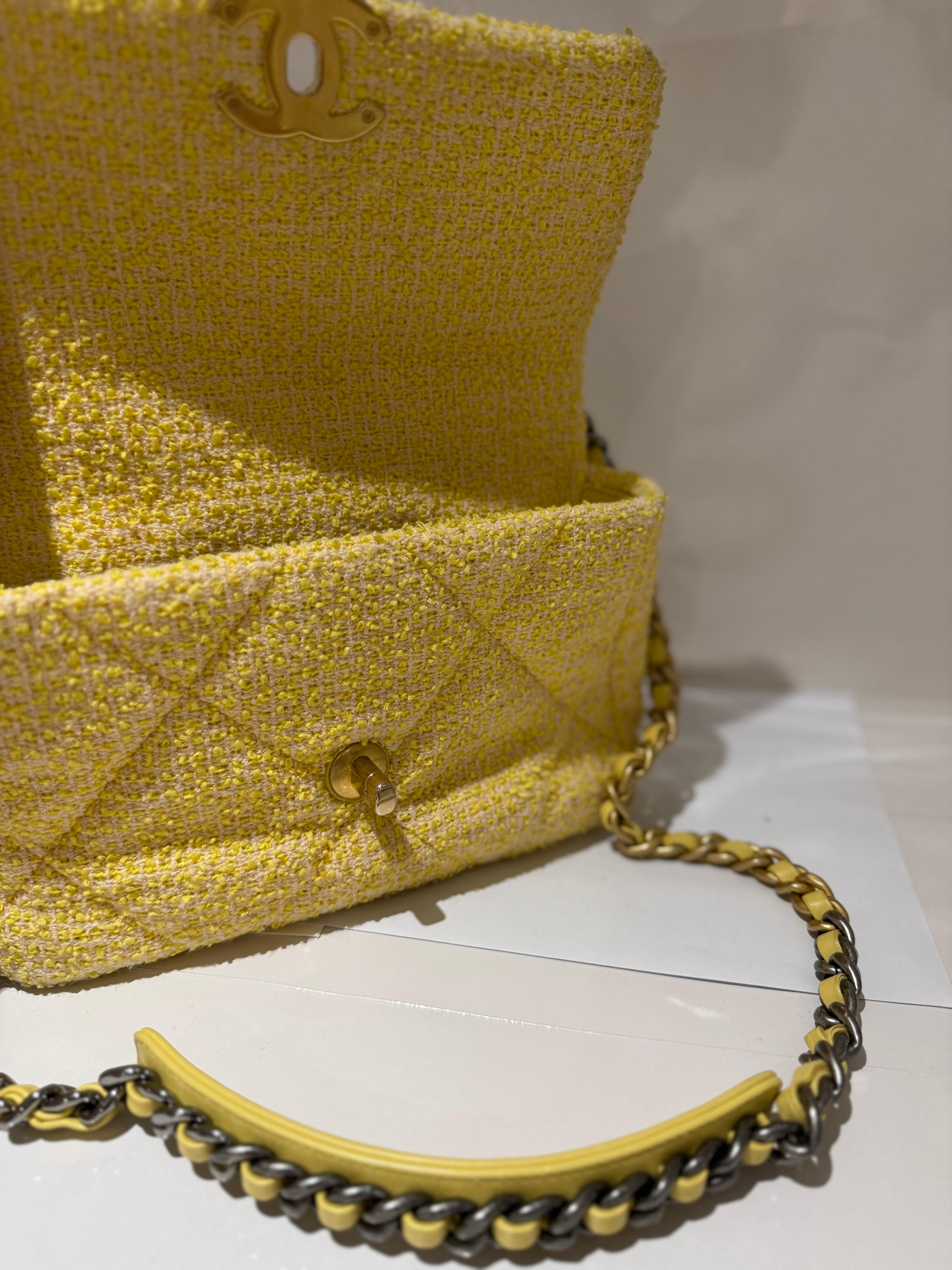 Bolso con solapa Chanel 19 Tweed Amarillo Medio en venta 2