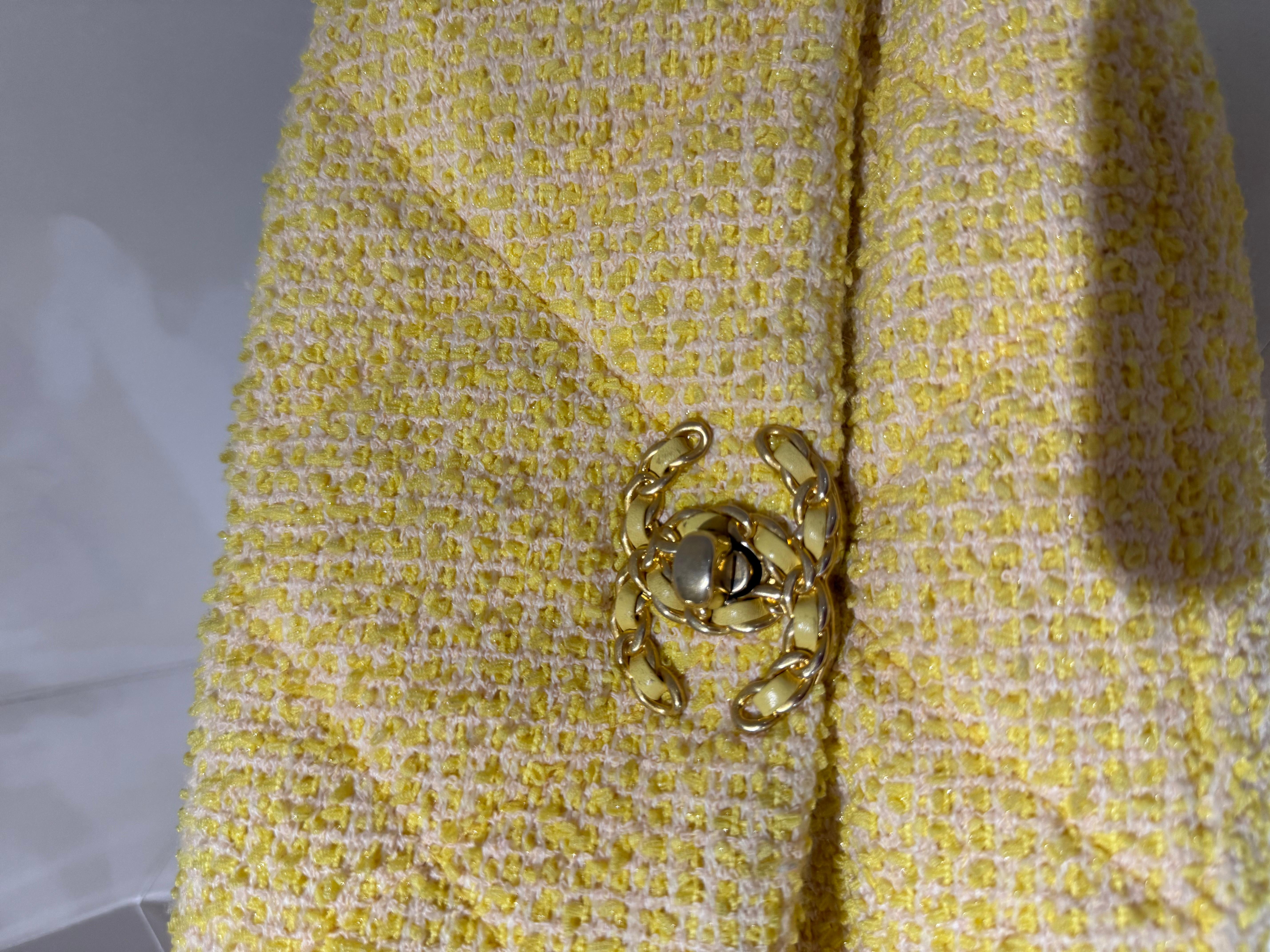 Bolso con solapa Chanel 19 Tweed Amarillo Medio en venta 3