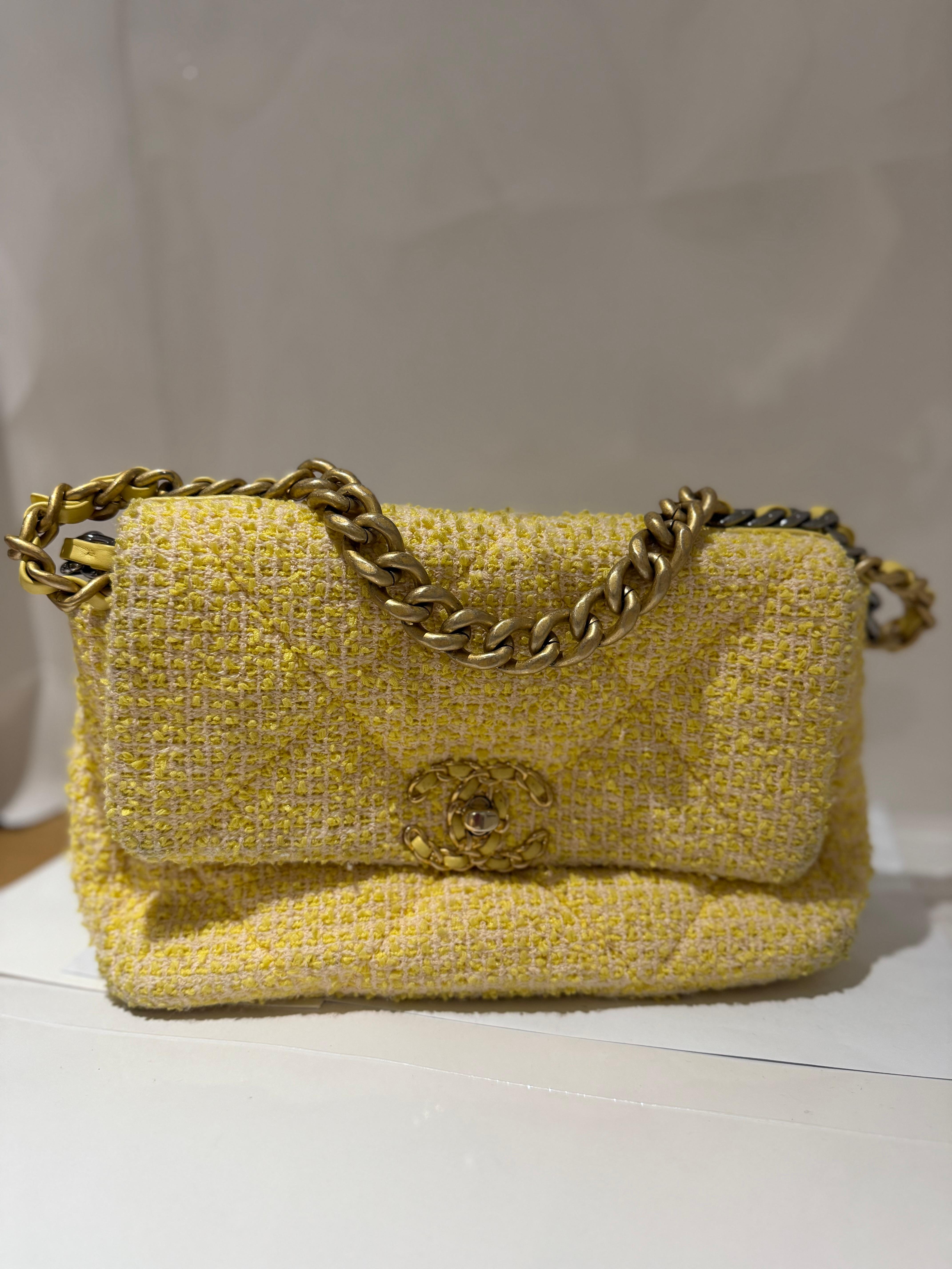 Bolso con solapa Chanel 19 Tweed Amarillo Medio en venta 4