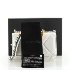 Portefeuille sur chaîne Chanel 19 en cuir d'agneau matelassé