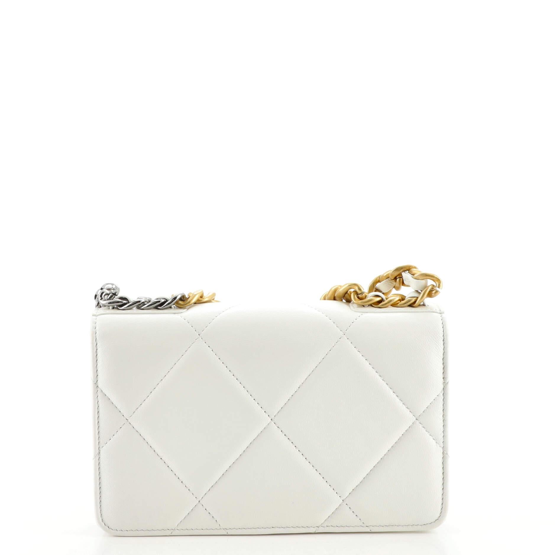 Chanel 19 Wallet on Chain Quilted Lambskin In Good Condition In NY, NY