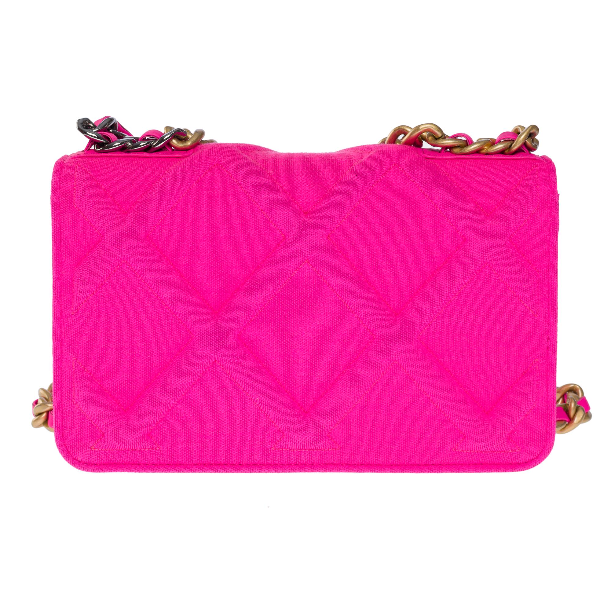 Lovely Chanel 19 Wallet On Chain (WOC) shoulder bag in pink quilted cotton canvas, gold and ruthenium metal hardware, matte gold metal handle, a gold and silver chain handle interwoven with pink leather for a hand or shoulder strap
A fastener in