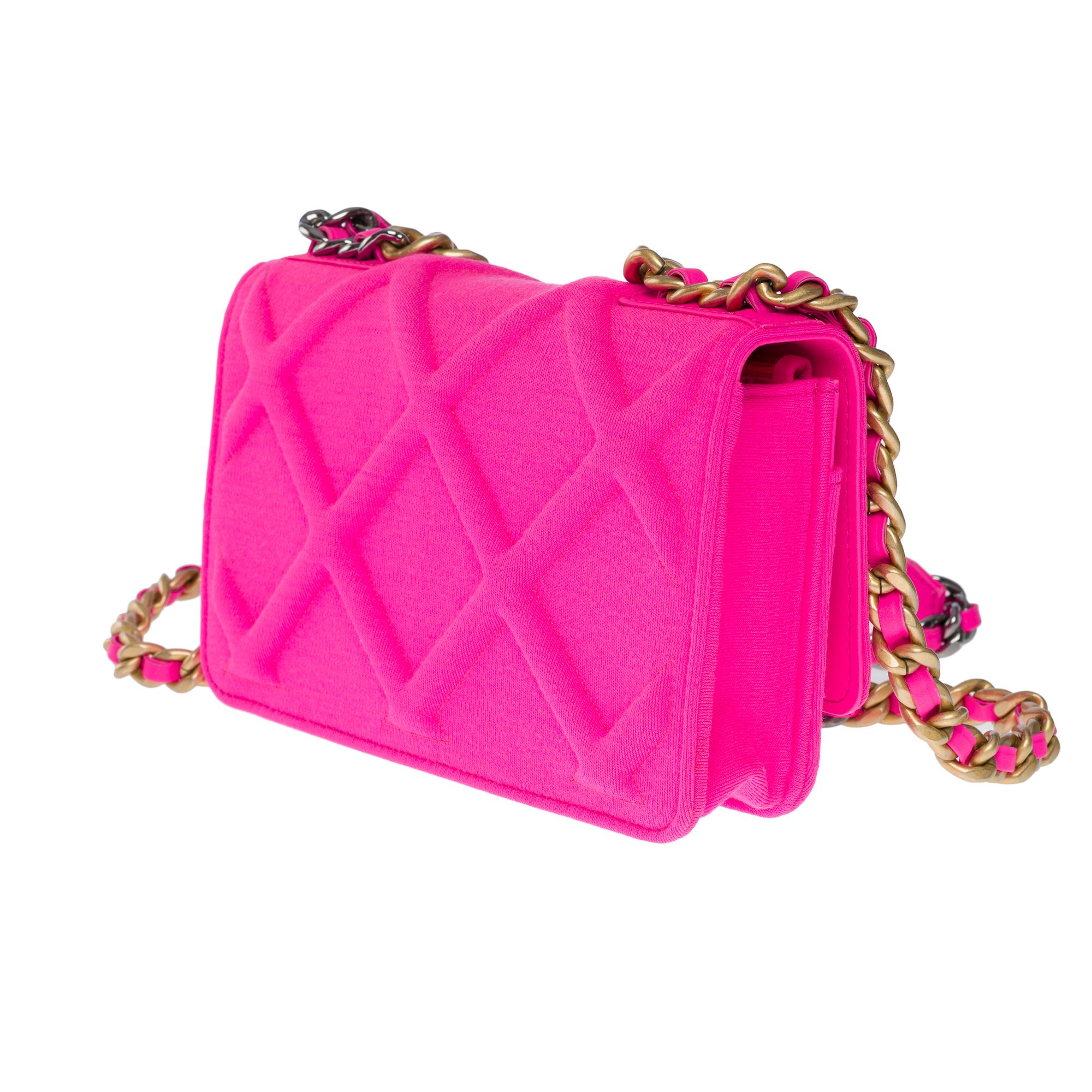 Chanel 19 Wallet on Chain (WOC) shoulder bag in pink quilted cotton canvas , GHW In Excellent Condition In Paris, IDF