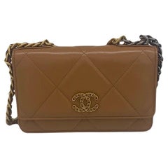 Portefeuille Chanel 19 WOC ( Portefeuille sur chaîne)