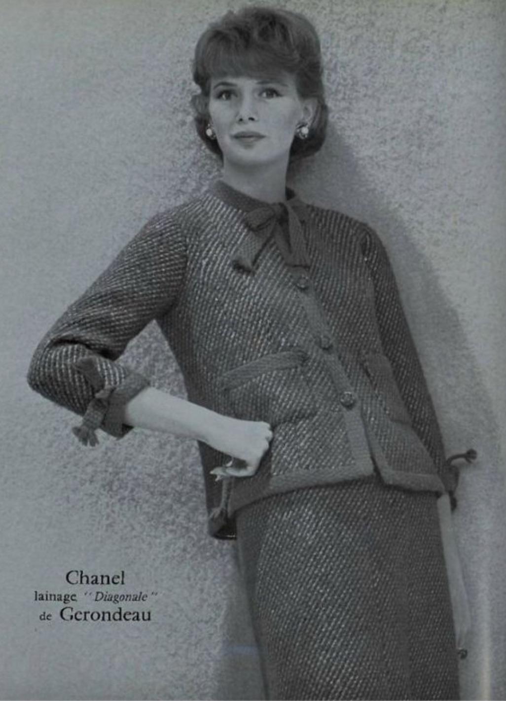 Chanel 1960s Gilded Turquoise Birds Nest Pate De Verre Goossens Clip-On Earrings For Sale 6