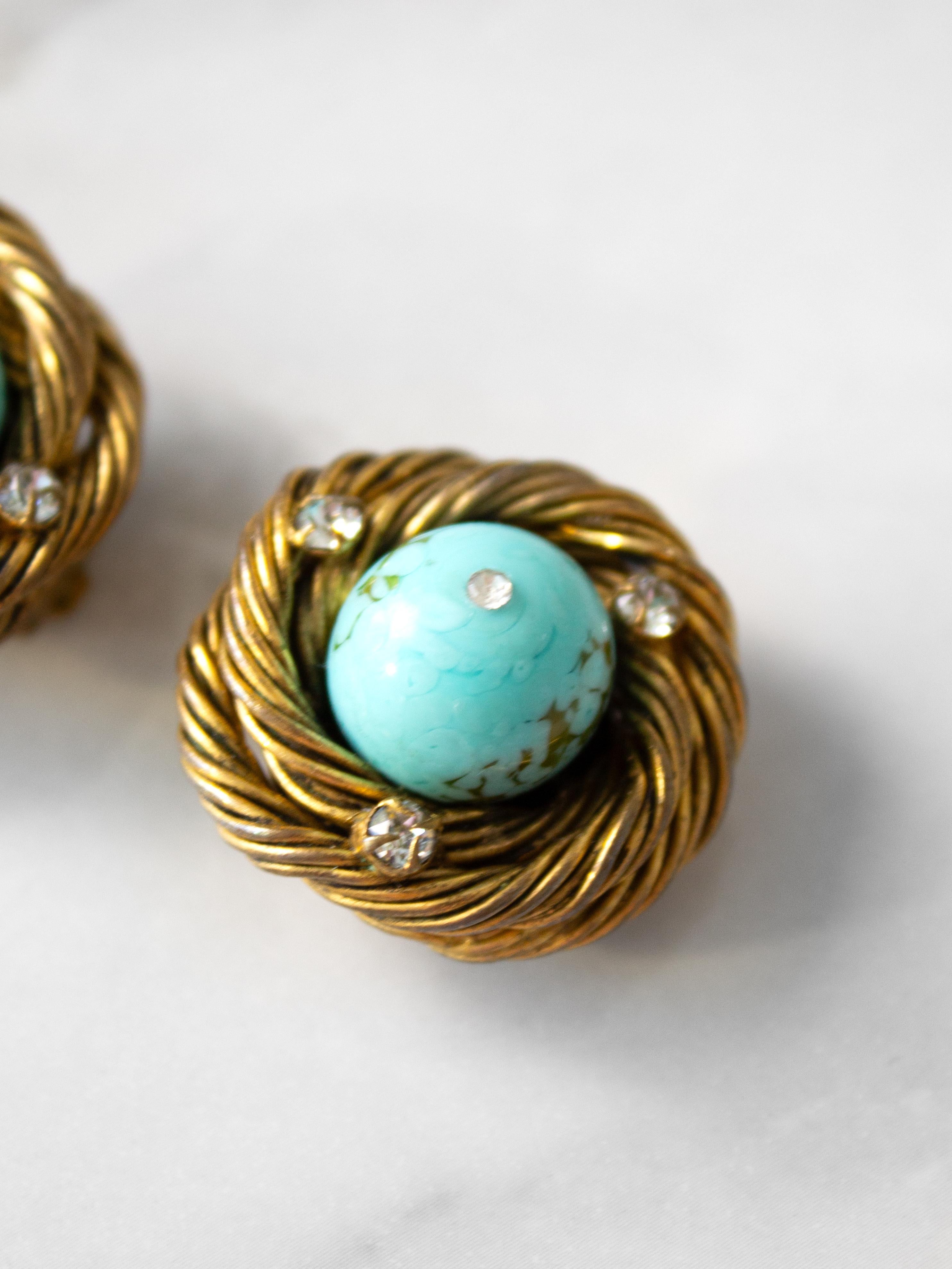 Chanel 1960s Gilded Turquoise Birds Nest Pate De Verre Goossens Clip-On Earrings In Good Condition For Sale In Jersey City, NJ