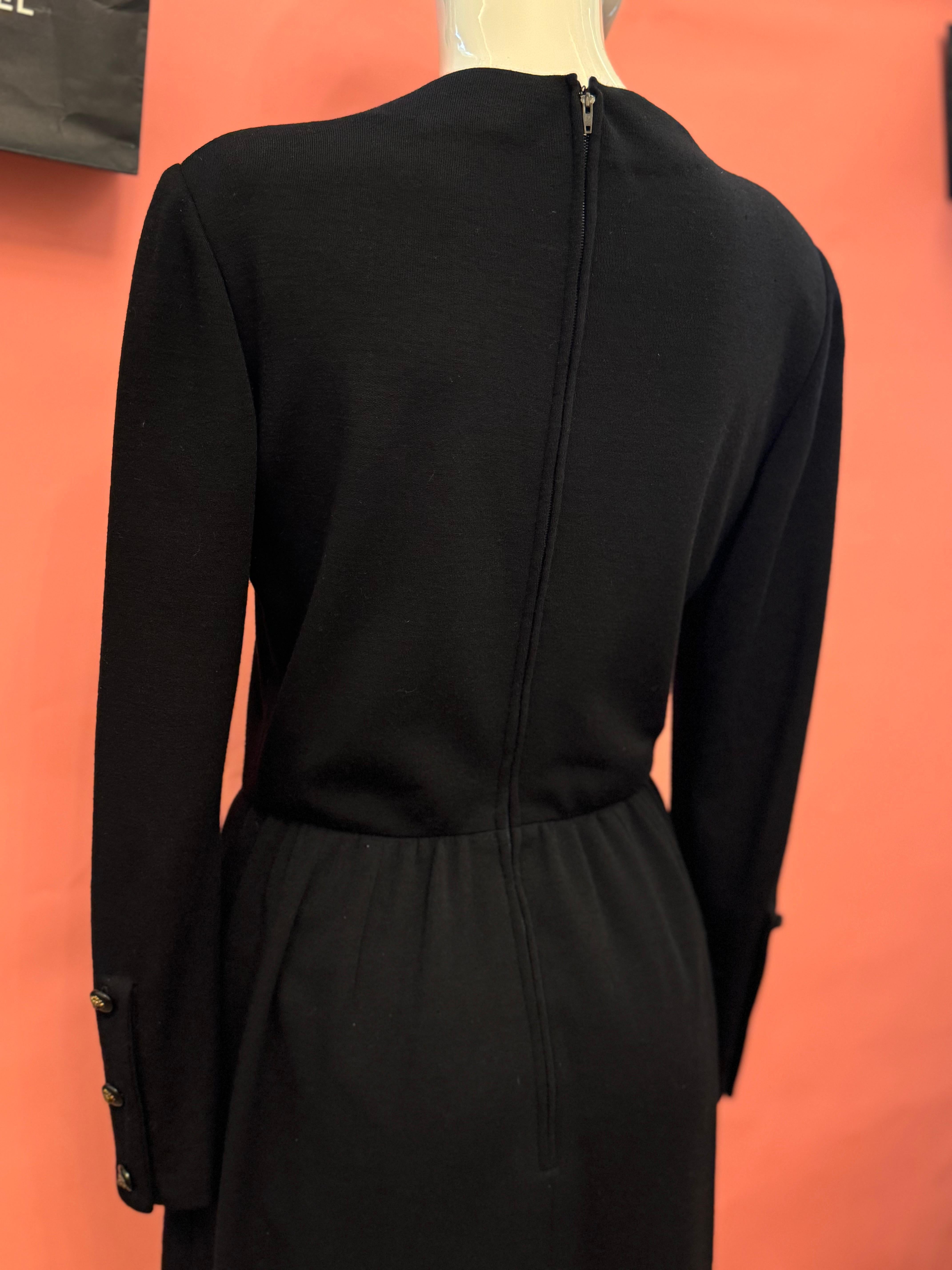 Chanel 1970's schwarzer Wolle Löwenknöpfe Kleid im Angebot 5