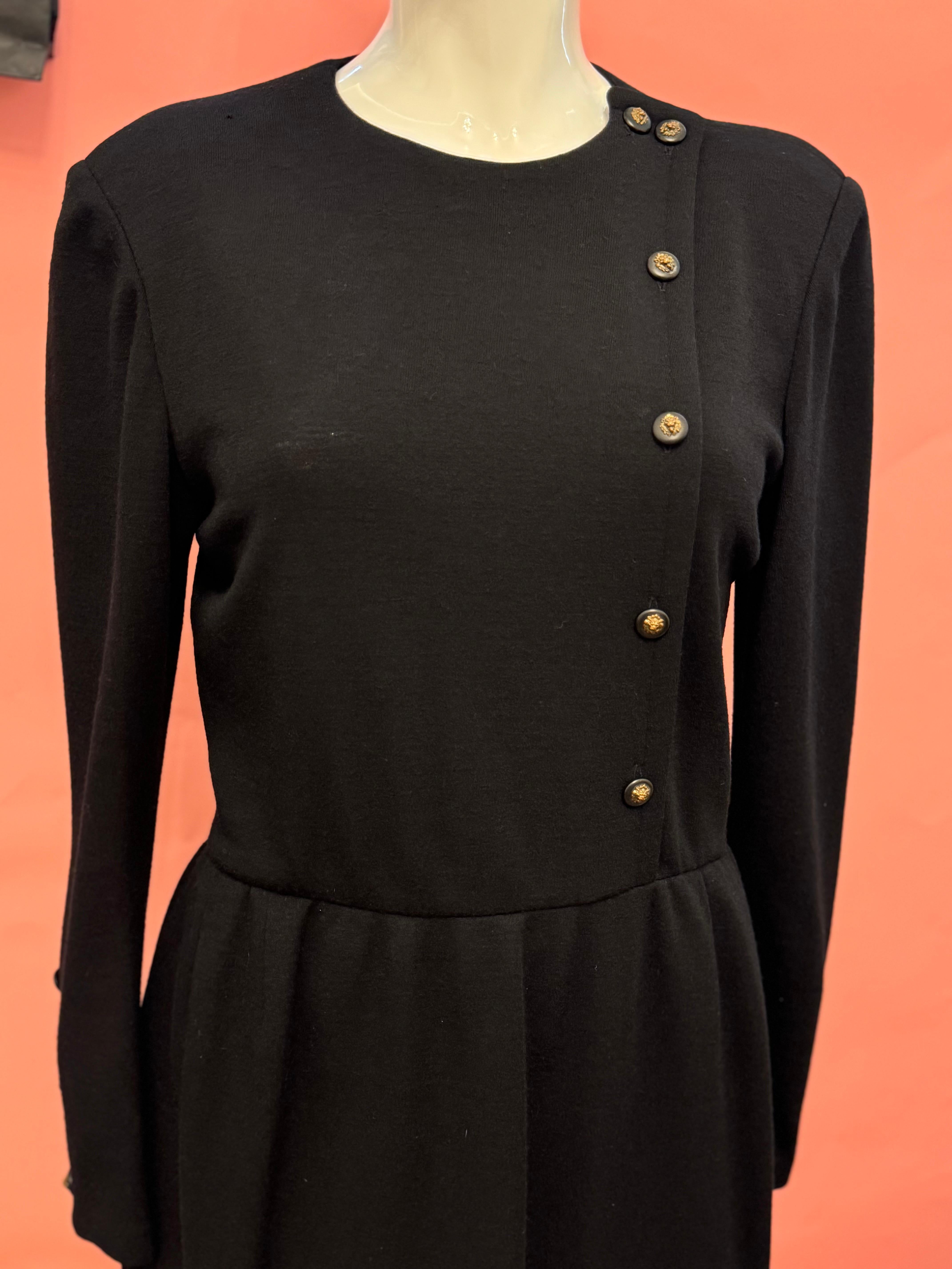Chanel 1970's schwarzes Wollkleid mit Löwenknöpfen, seine Ära nach Gabrielle Chanel verstorben, das Label Tag 