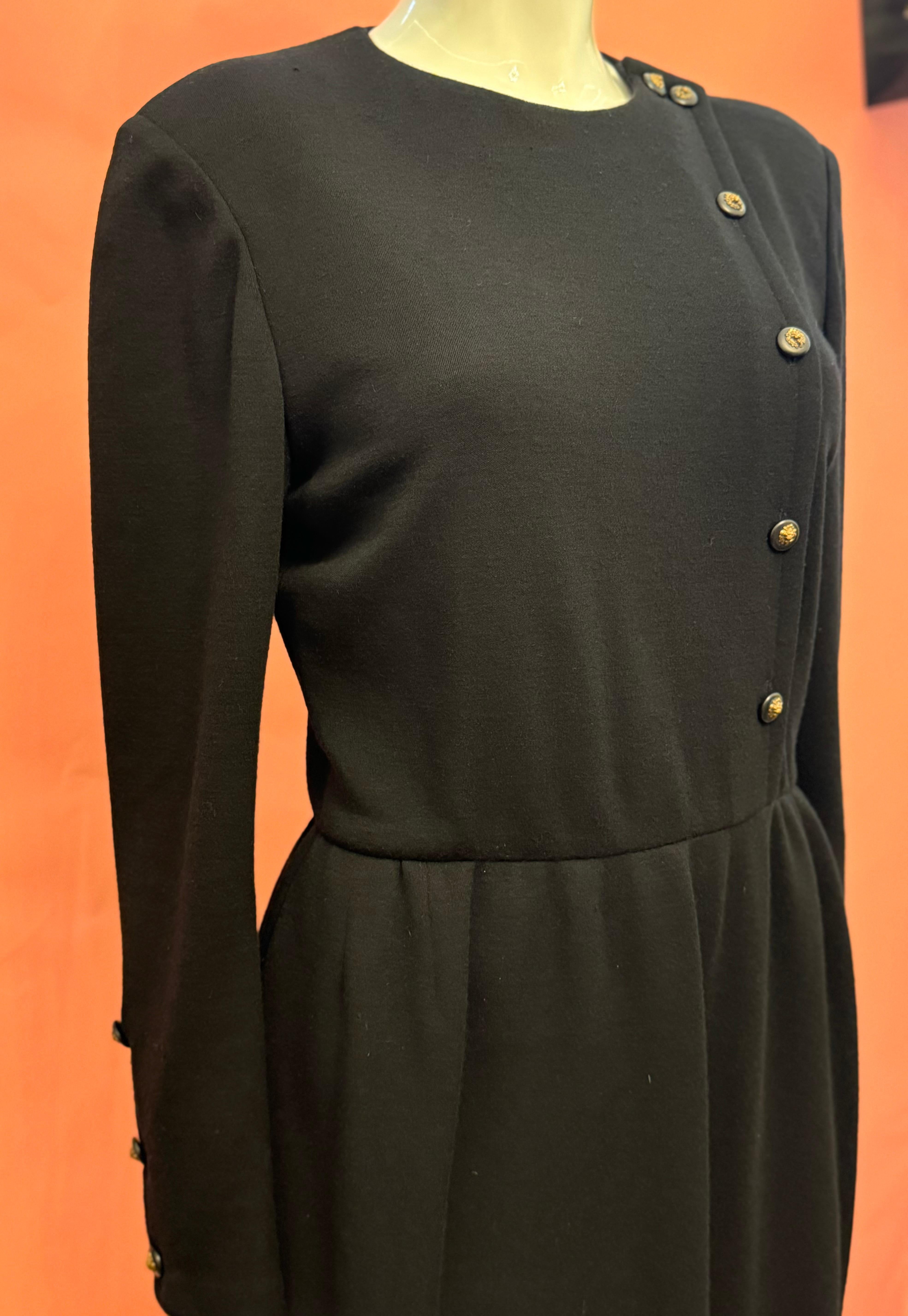 Chanel 1970's schwarzer Wolle Löwenknöpfe Kleid für Damen oder Herren im Angebot