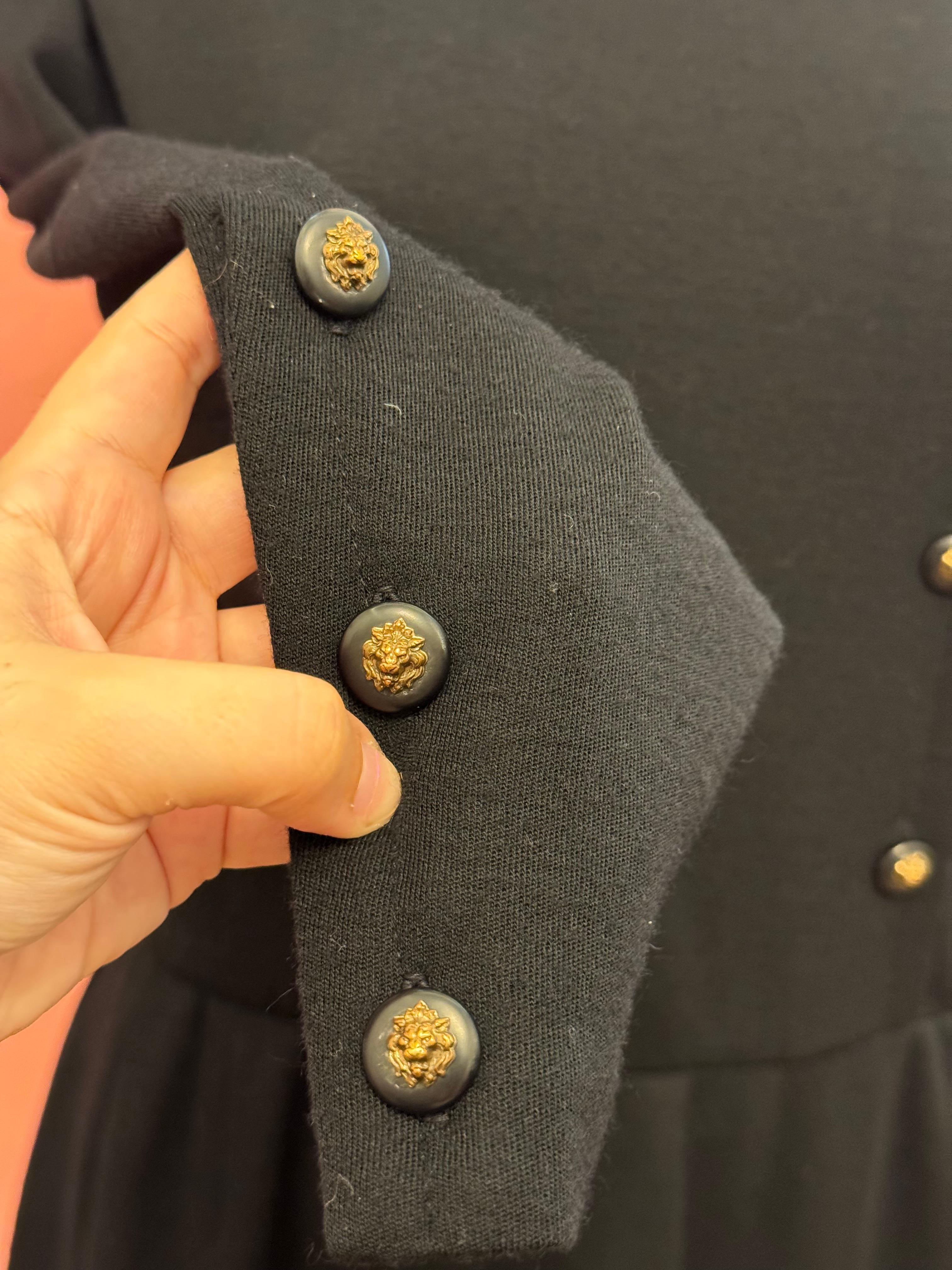 Chanel 1970's schwarzer Wolle Löwenknöpfe Kleid im Angebot 1