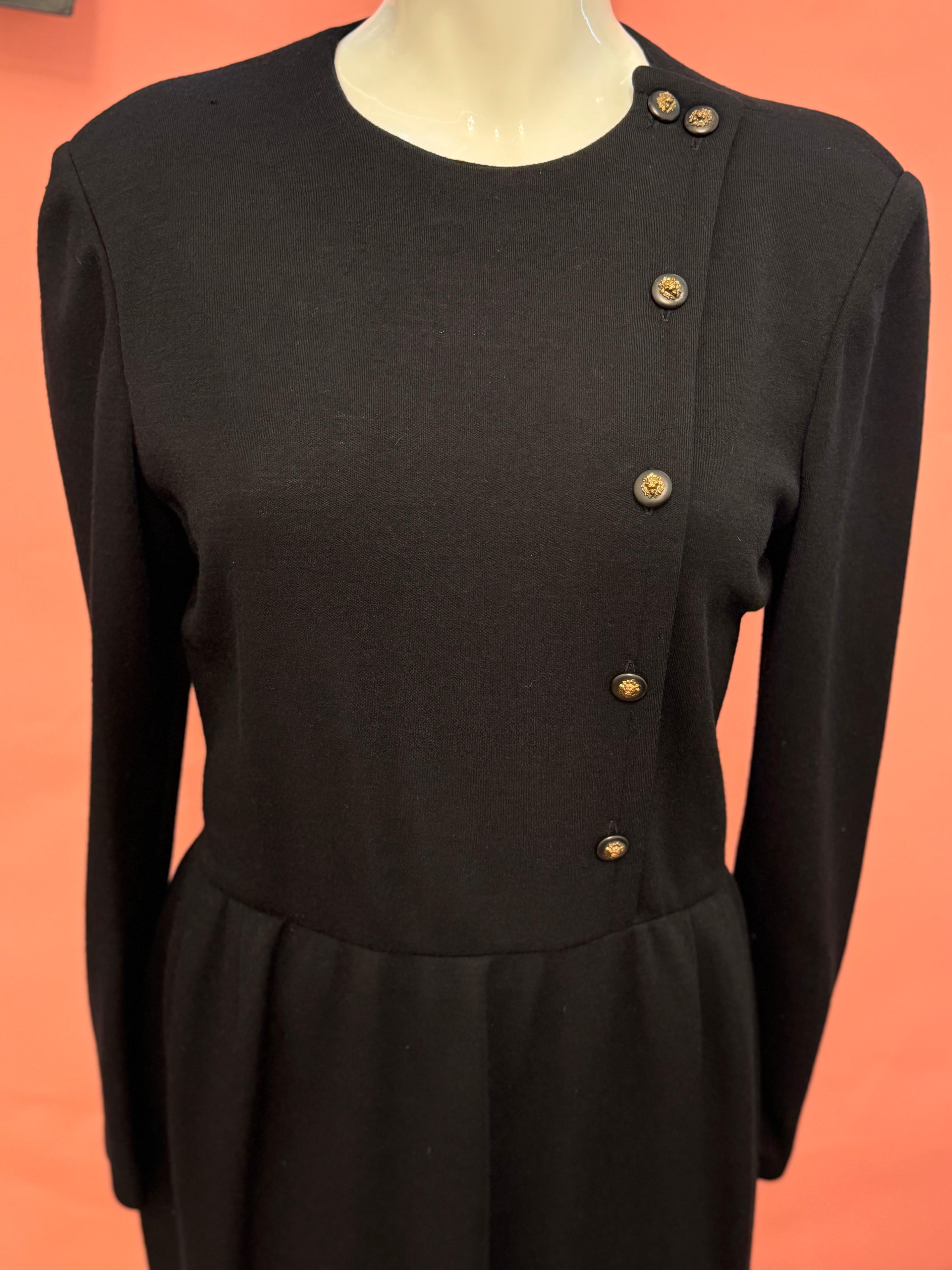 Chanel 1970's schwarzer Wolle Löwenknöpfe Kleid im Angebot 2