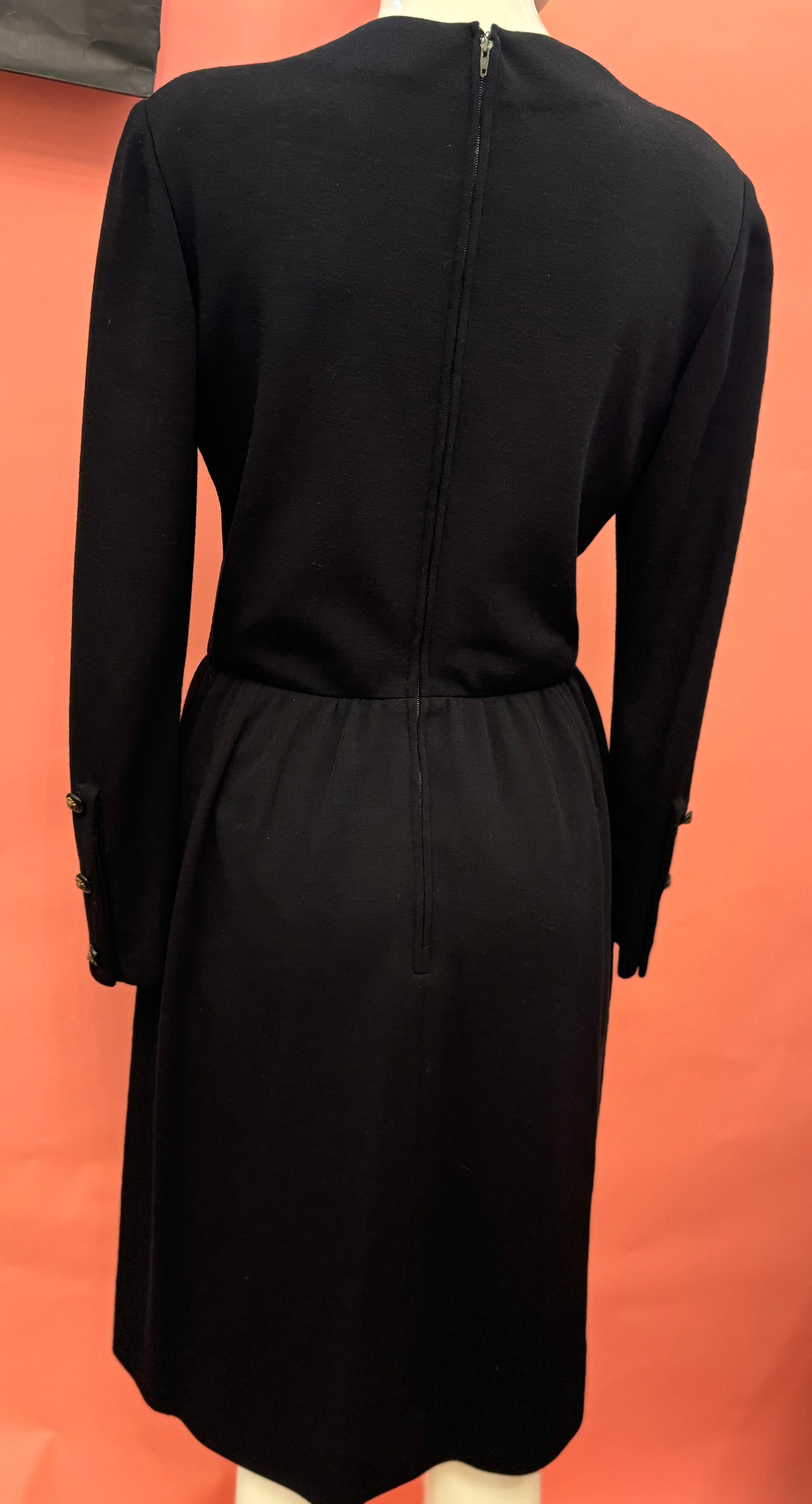 Chanel 1970's schwarzer Wolle Löwenknöpfe Kleid im Angebot 3