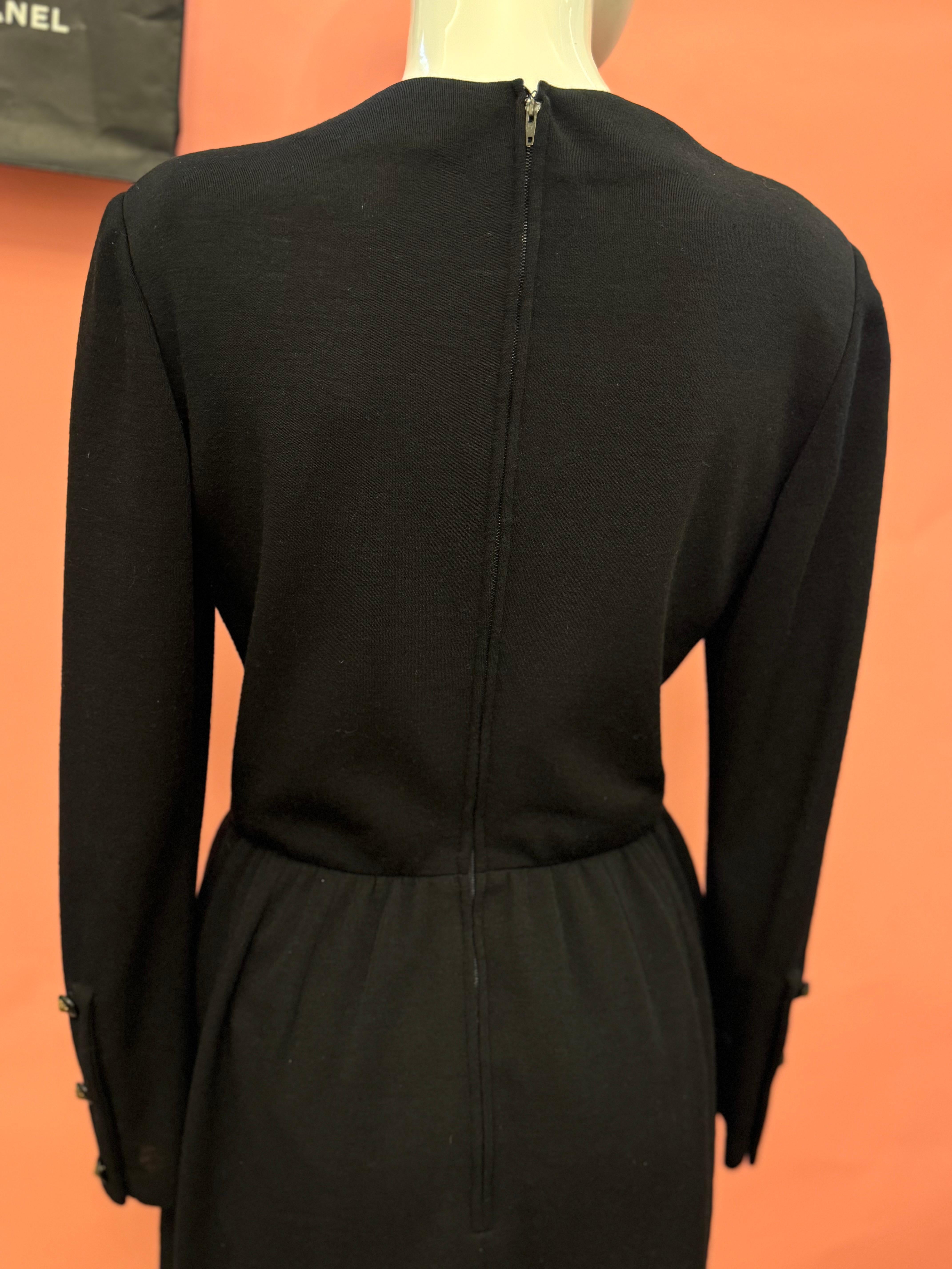 Chanel 1970's schwarzer Wolle Löwenknöpfe Kleid im Angebot 4