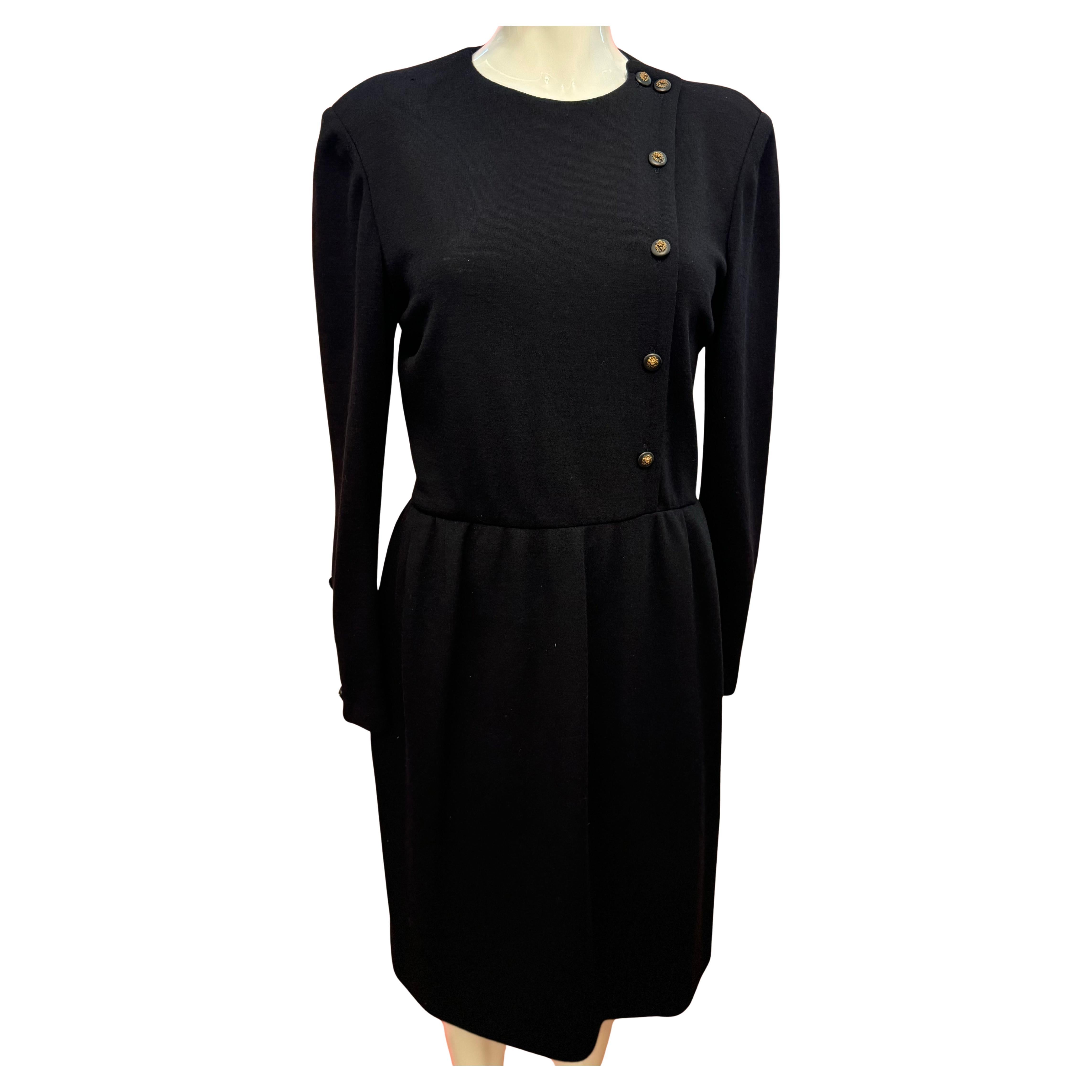 Chanel 1970's - Robe en laine noire à boutons de lion