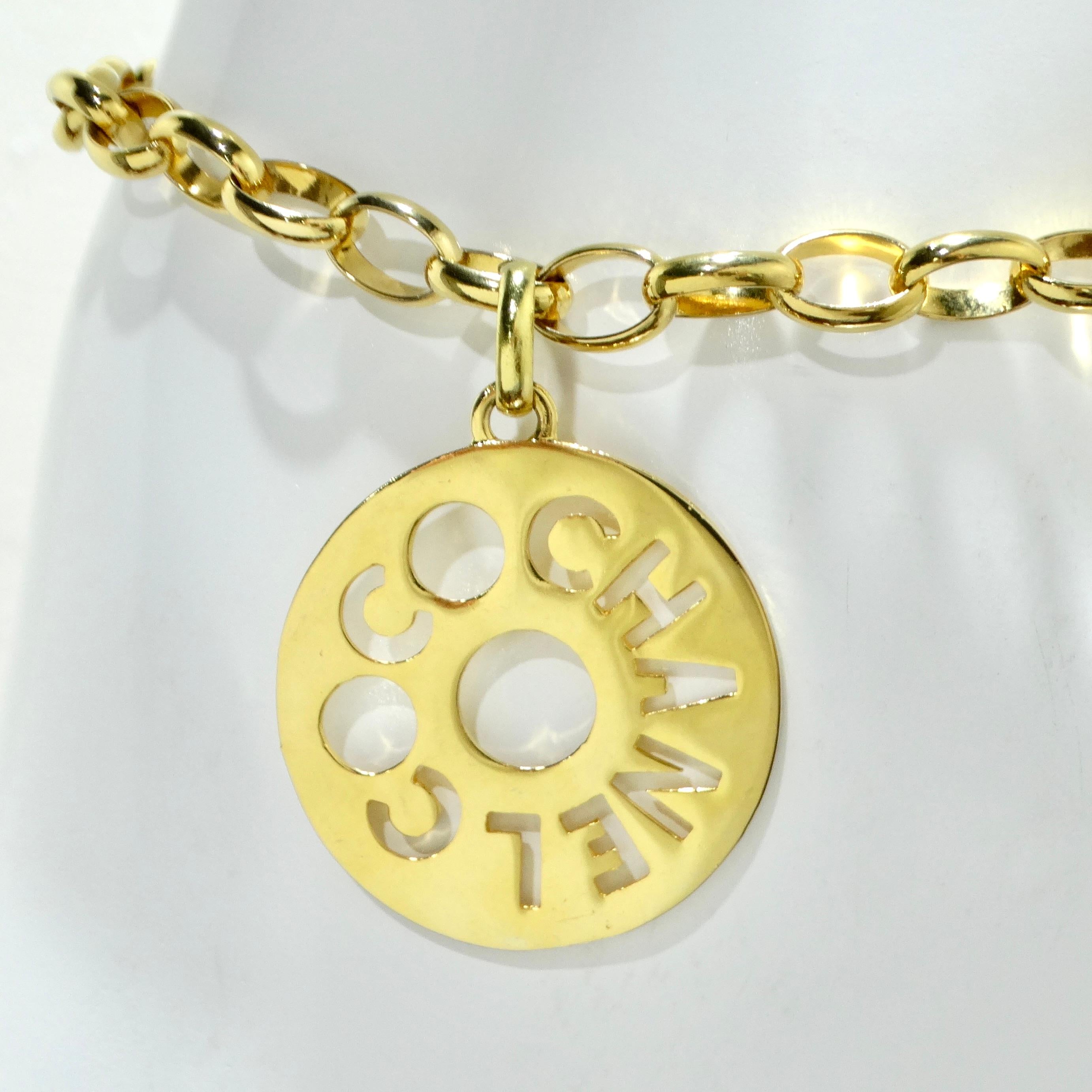 Collana con ciondolo oversize Chanel anni '70 in tonalità oro in vendita 6