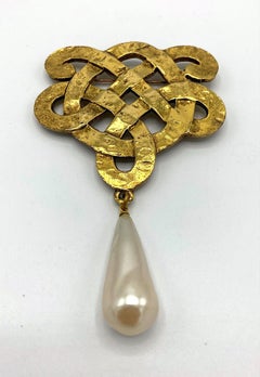 Chanel 1970s Large Martele' Knot & Pearl Brooch attributed to Robert Goosens