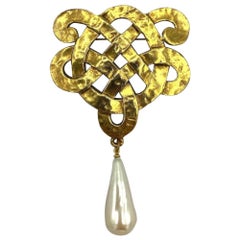 Chanel 1970s Large Martele' Knot & Pearl Brooch attributed to Robert Goosens
