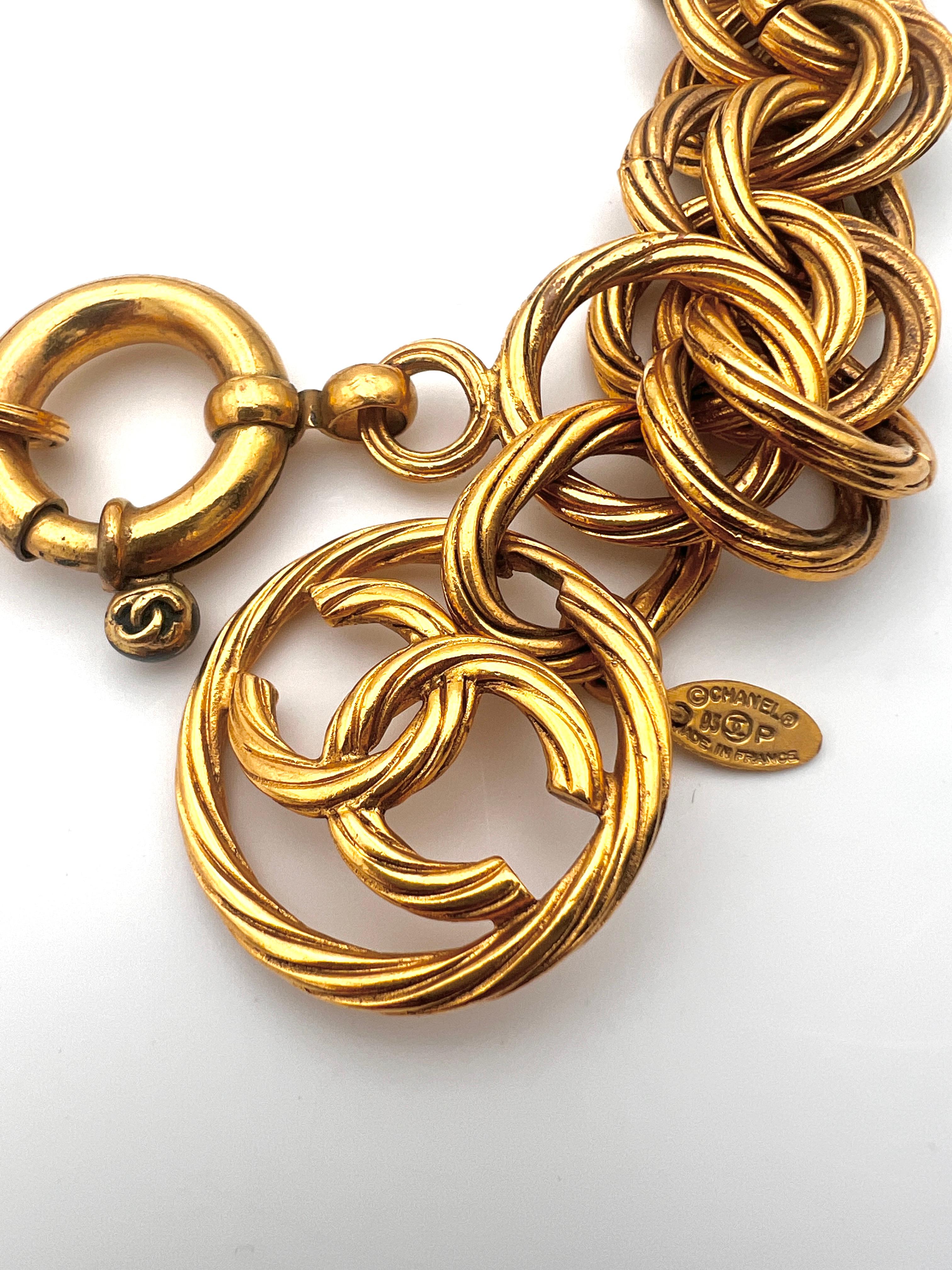 Women's or Men's Chanel 1980 necklace chain and CC pendant For Sale