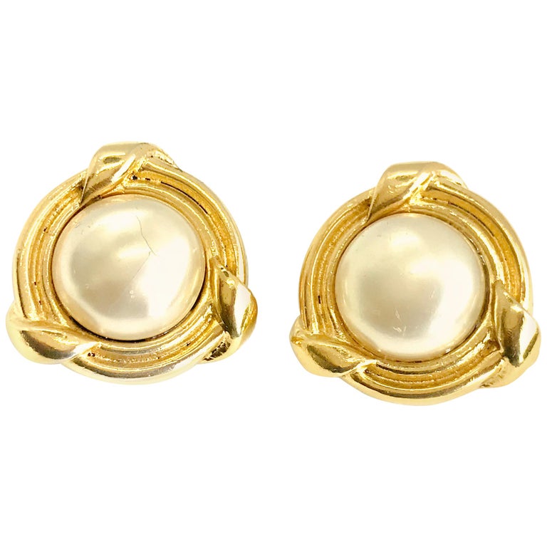 Chanel 1980s (1984) Vintage Faux Pearl Clip On Earrings at 1stDibs