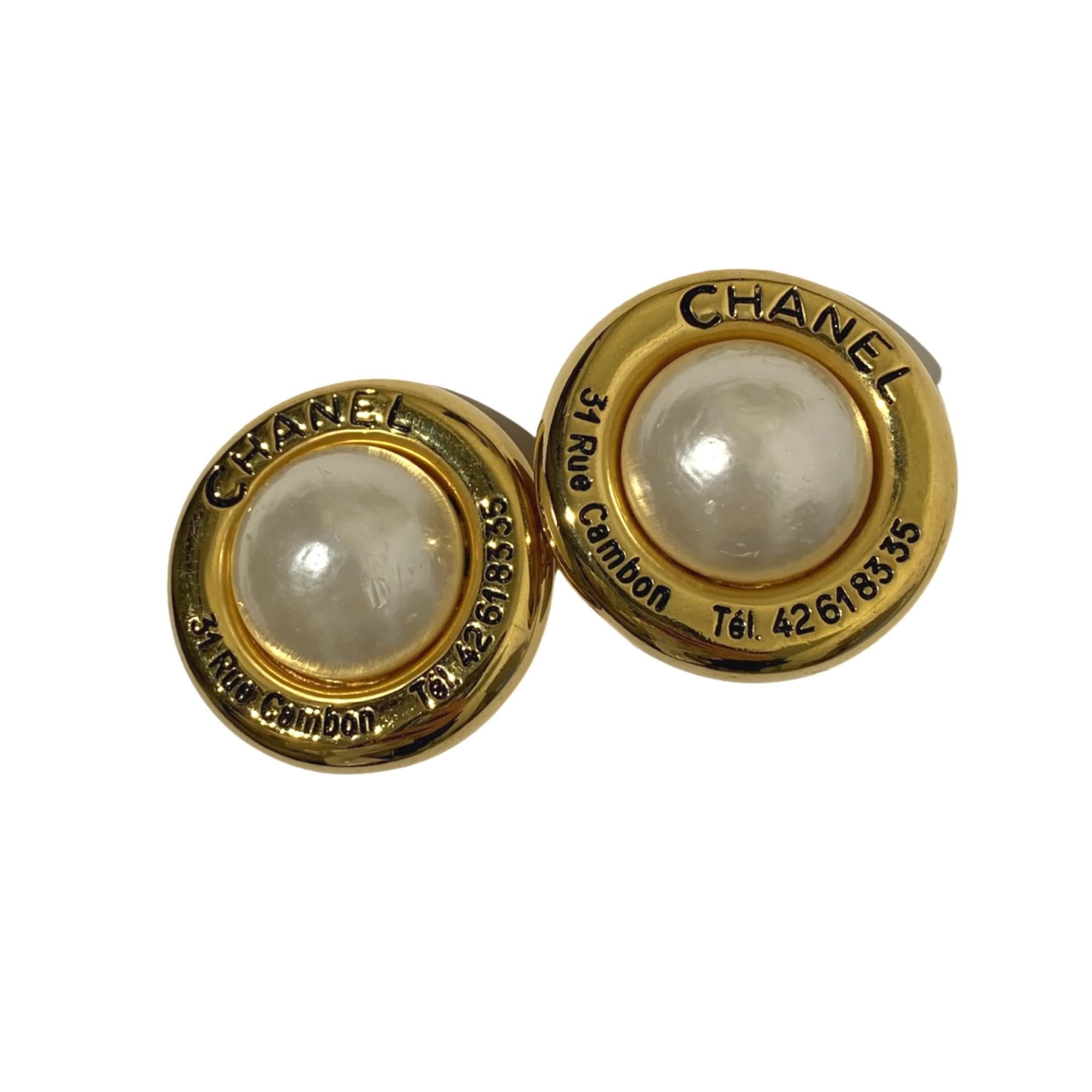 Brand : Chanel
Condition Rank : 7/10 (The pearl has some minor imperfection. Some parts are lightly tarnished on the back. Overall still in great vintage condition)
Dimensions : Diameter 35mm
Material : Gold Plated / Faux Pearls
Color : Gold /