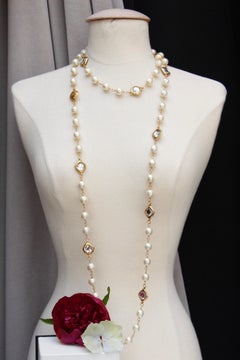 CHANEL 1980's Beaded necklace with gilted metal diamond shaped elements