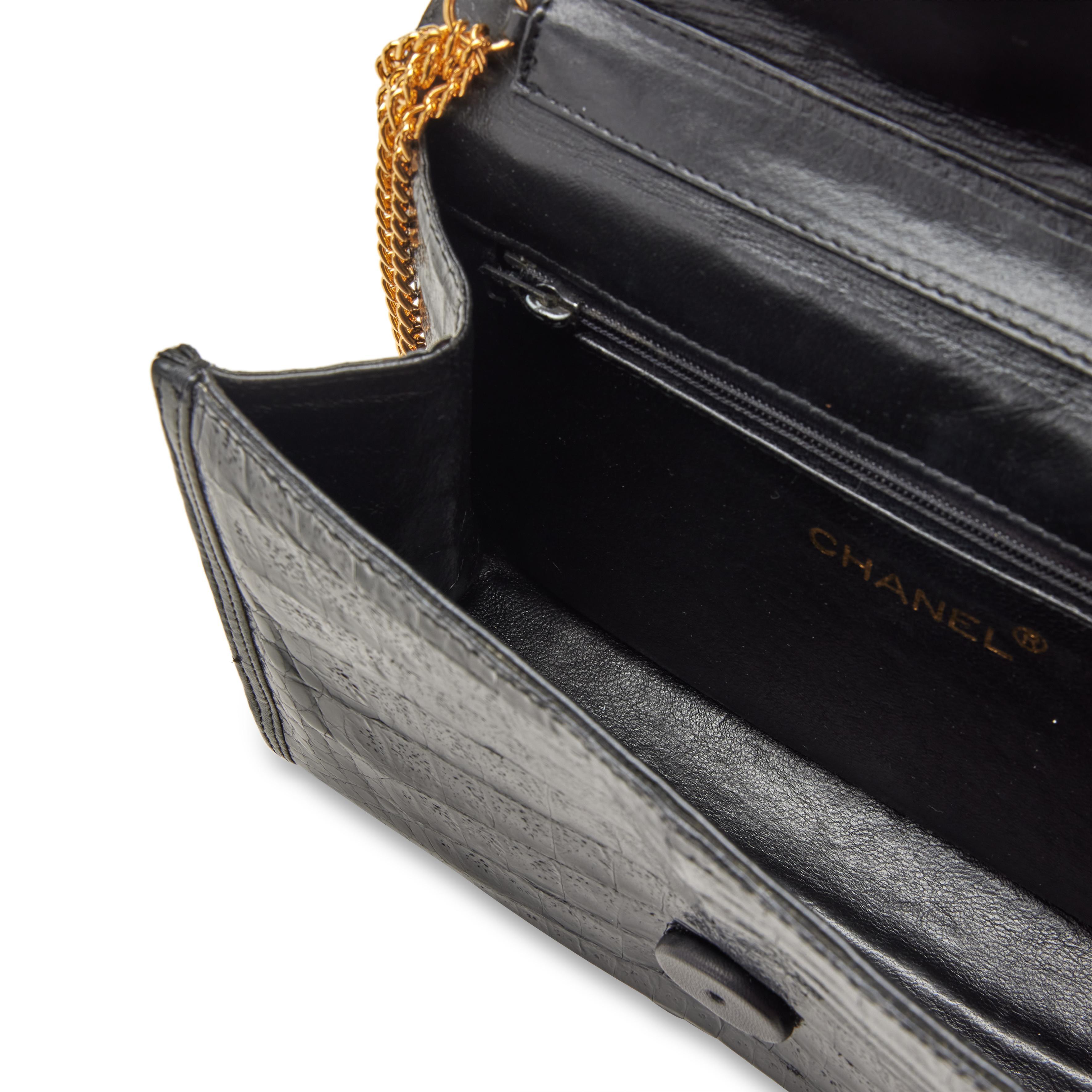 Chanel 1980's Black Classic Crocodile Envelope CC Flap Bag Convertible Clutch  en vente 6