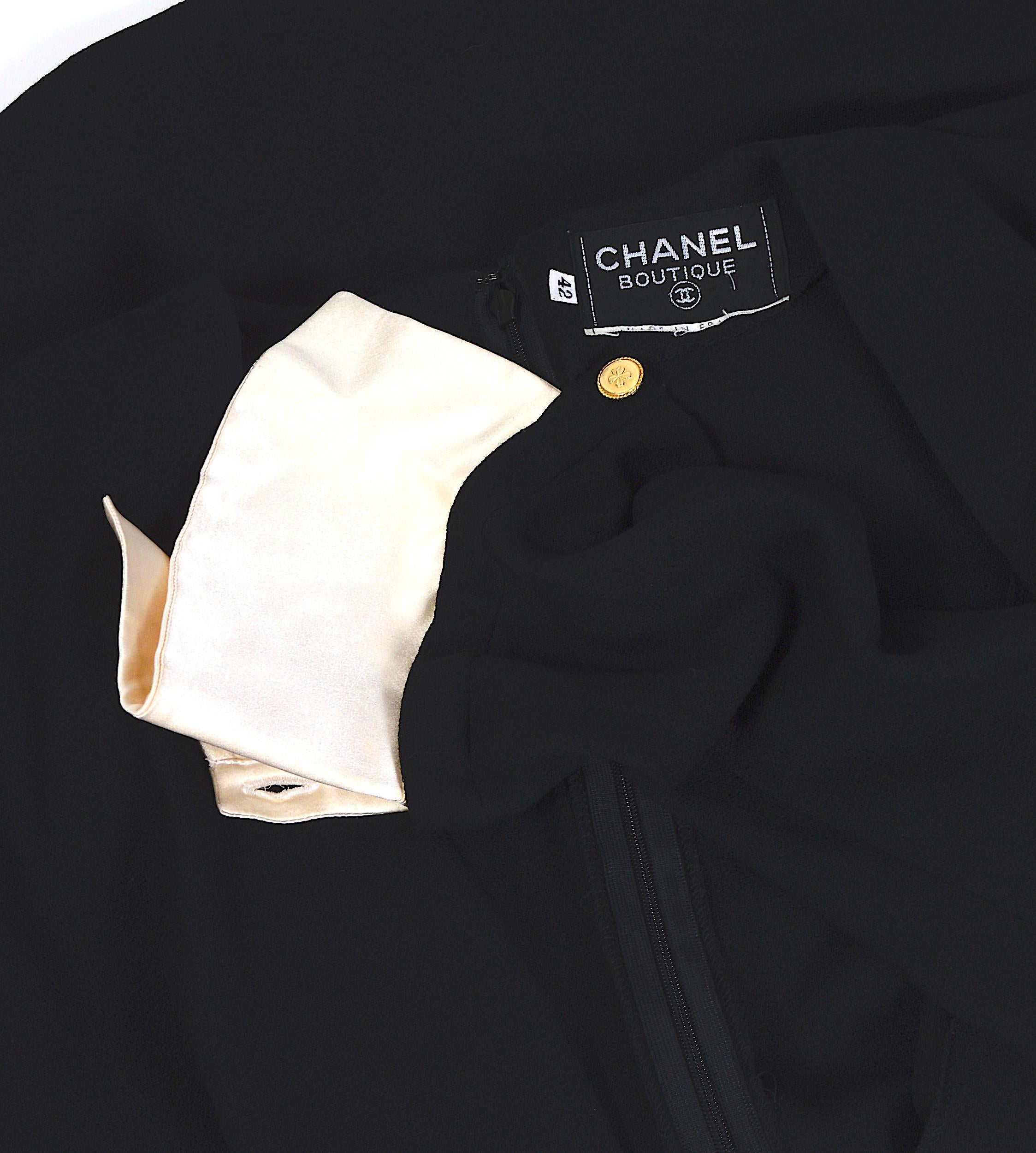 Chanel 1980er Schwarzes tiefes Kleid aus plissiertem Crêpe mit V-Ausschnitt und abnehmbaren weißen Satin-Manschetten  im Angebot 7