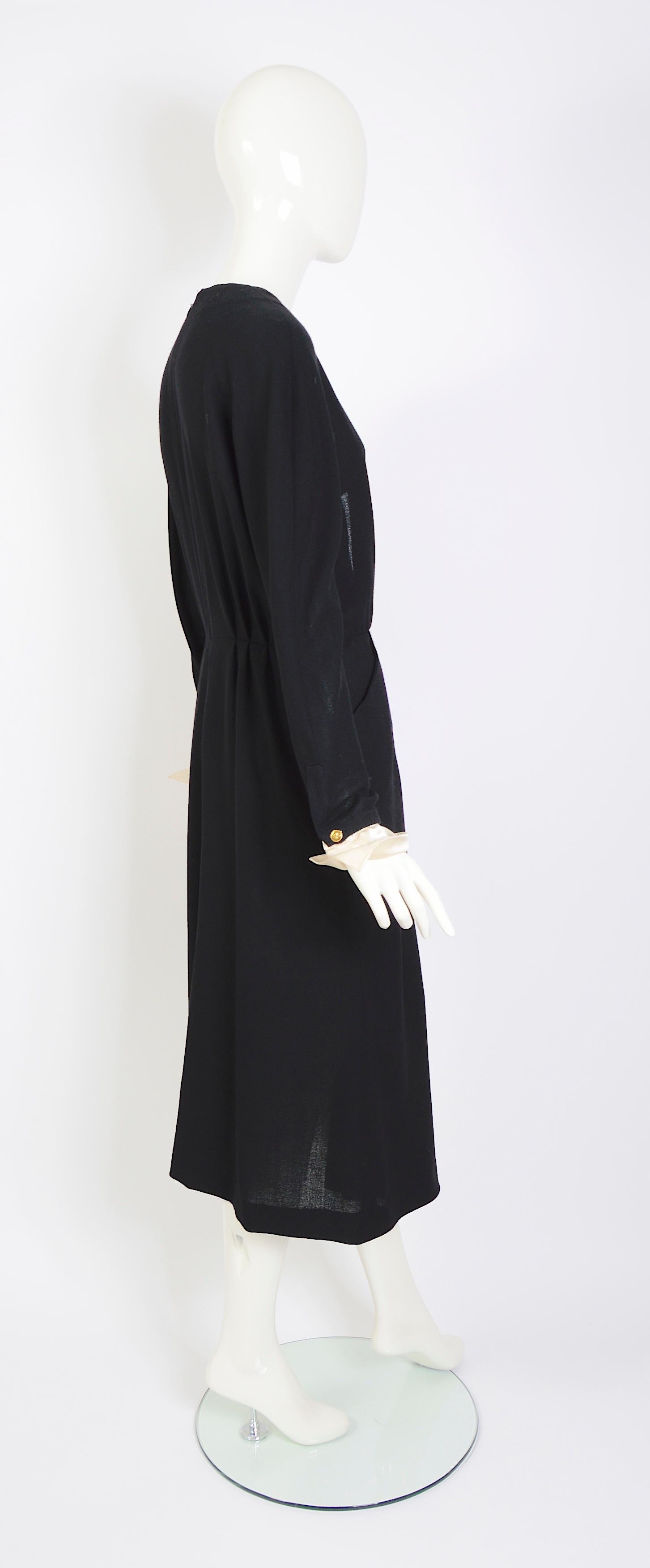 Chanel 1980er Schwarzes tiefes Kleid aus plissiertem Crêpe mit V-Ausschnitt und abnehmbaren weißen Satin-Manschetten  Damen im Angebot